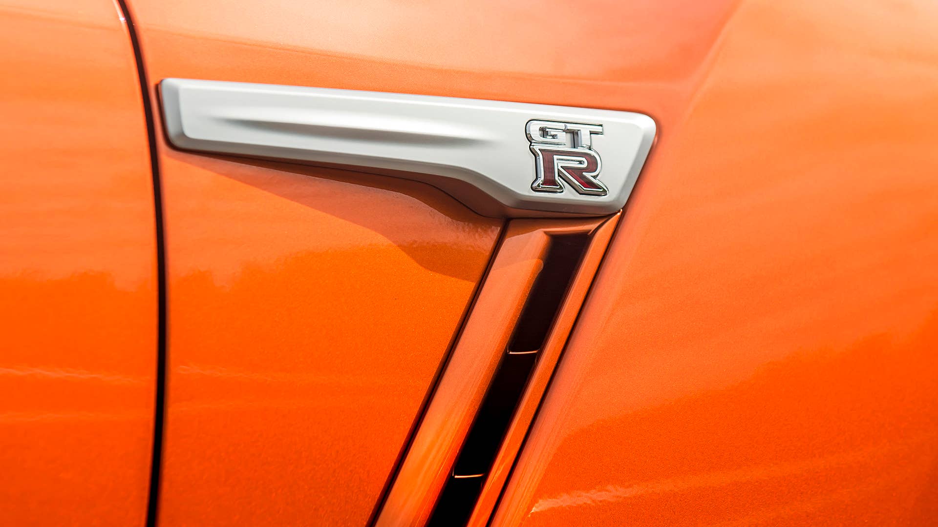 2017 Nissan GT-R side trim