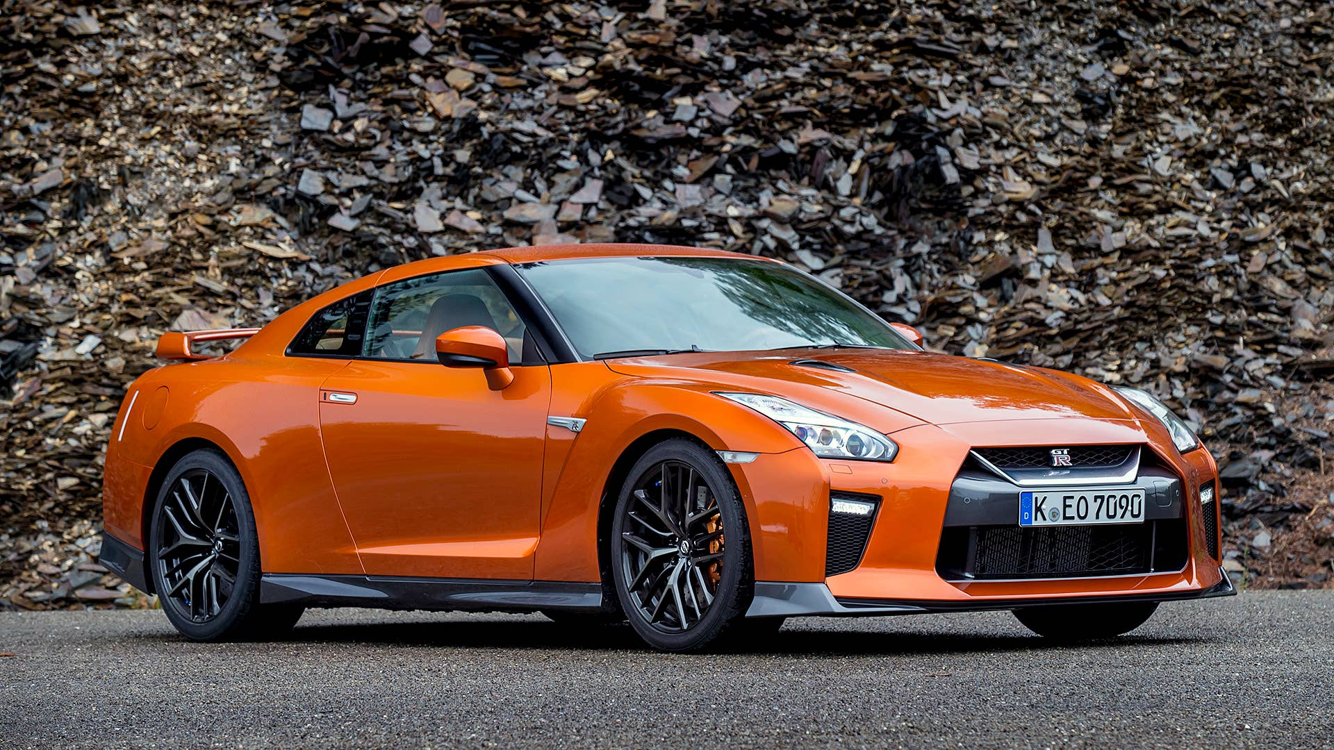 2017 Nissan GT-R front 3/4 view