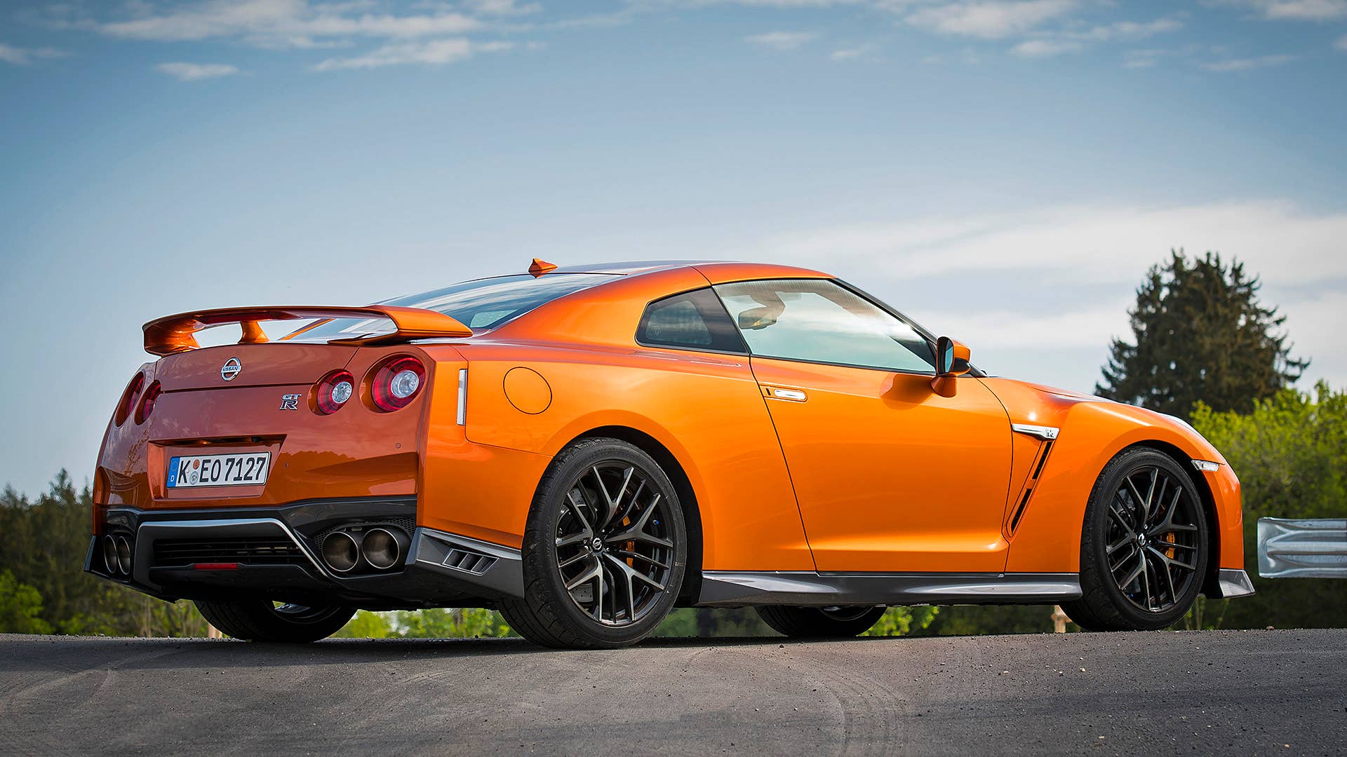 2017 Nissan GT-R rear 3/4 view