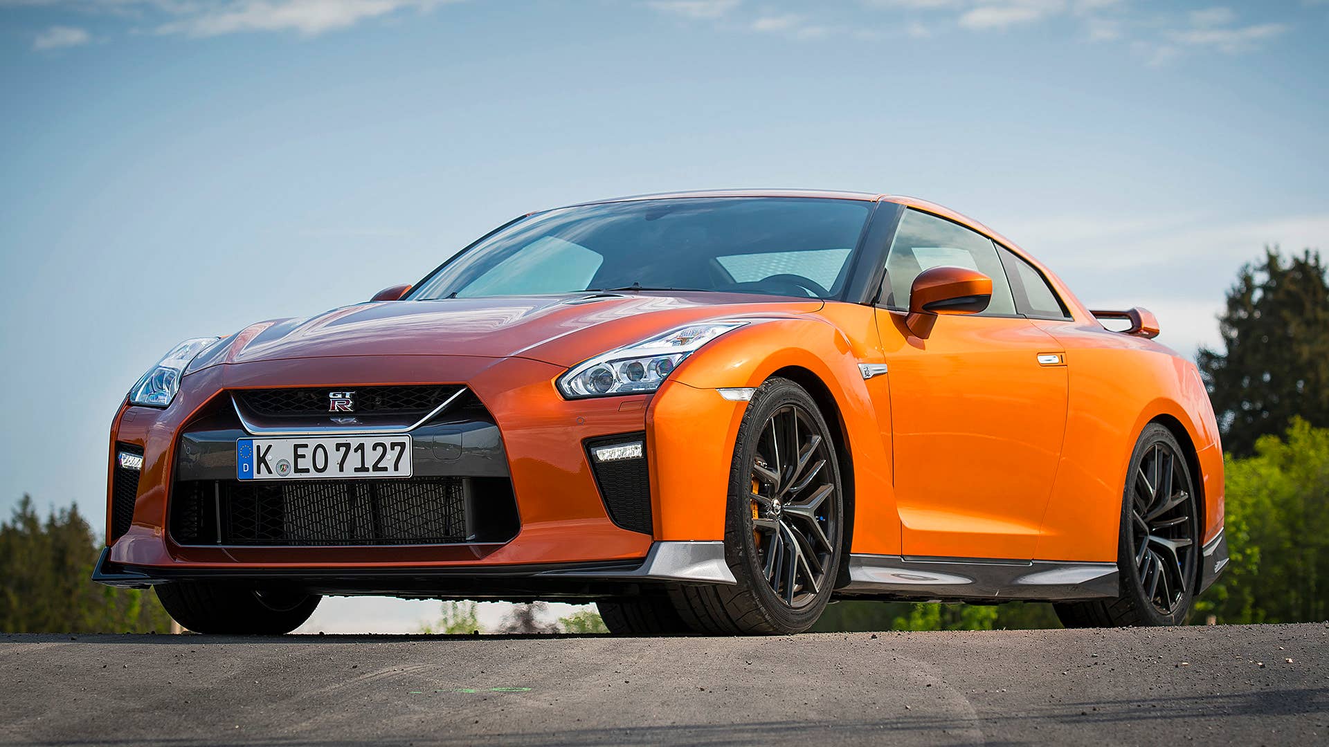 2017 Nissan GT-R front 3/4 view