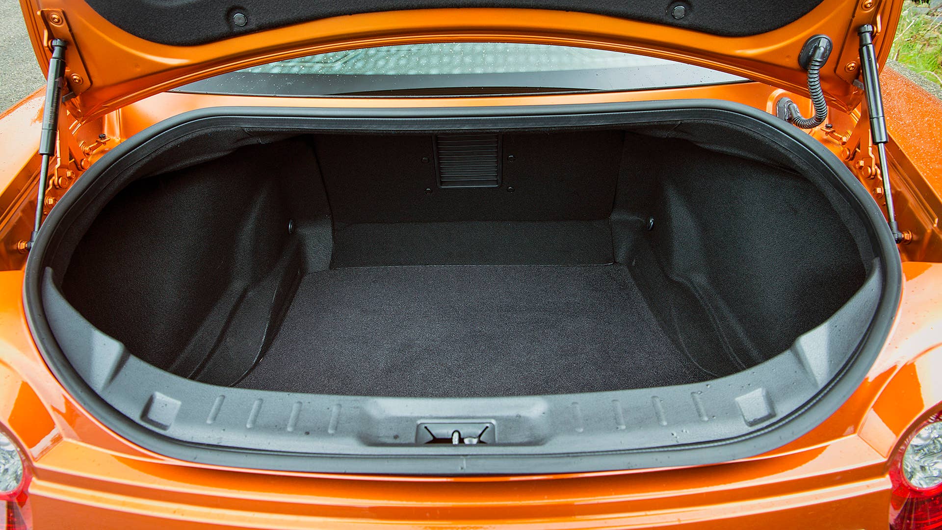 2017 Nissan GT-R trunk