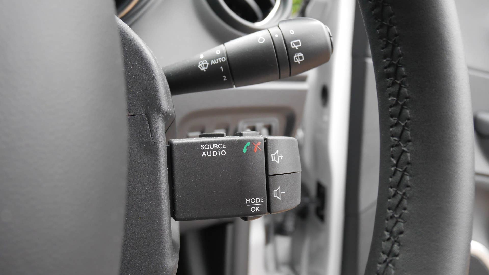 Ah, there they are! Audio control hidden behind the wheel spoke in a weird pod. Took me a day to find them.