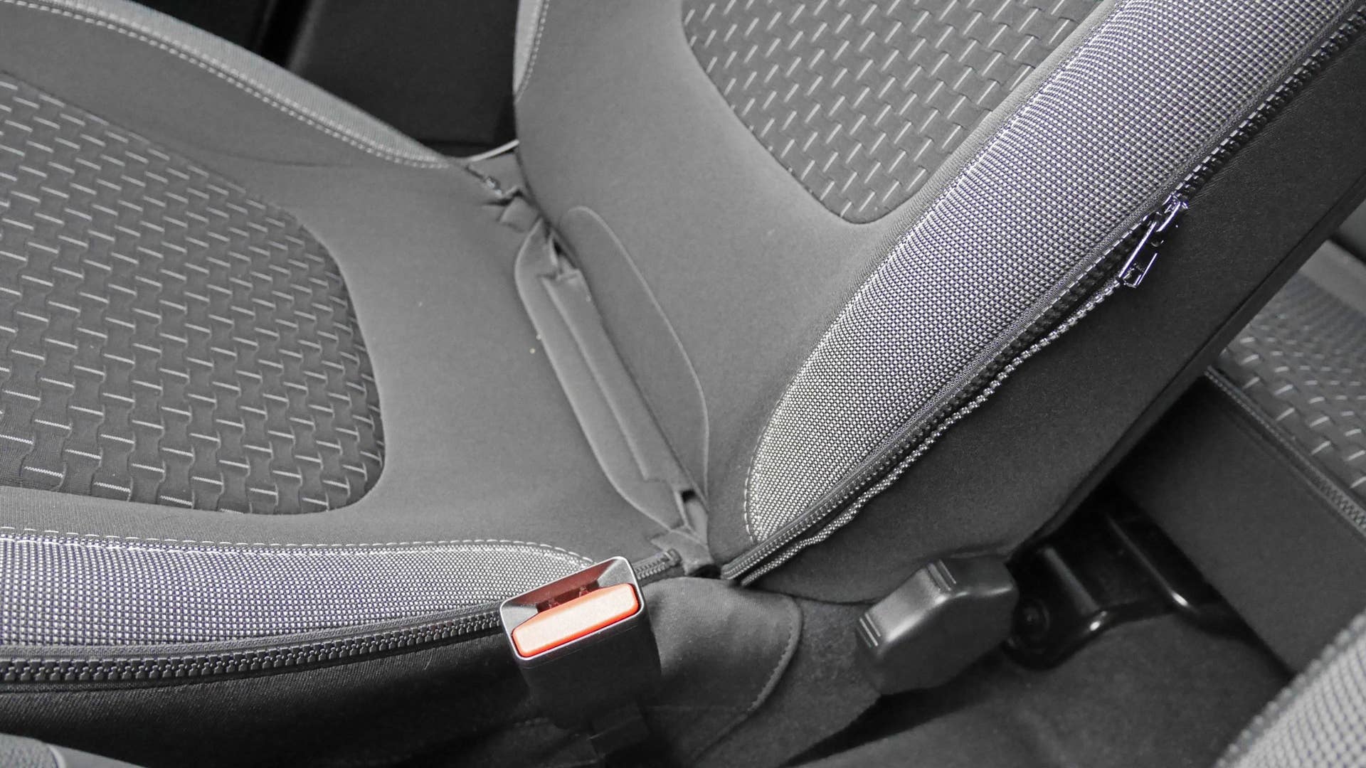 Why yes, those are zippers. I guess you can remove the seat covers to clean them? Neat.