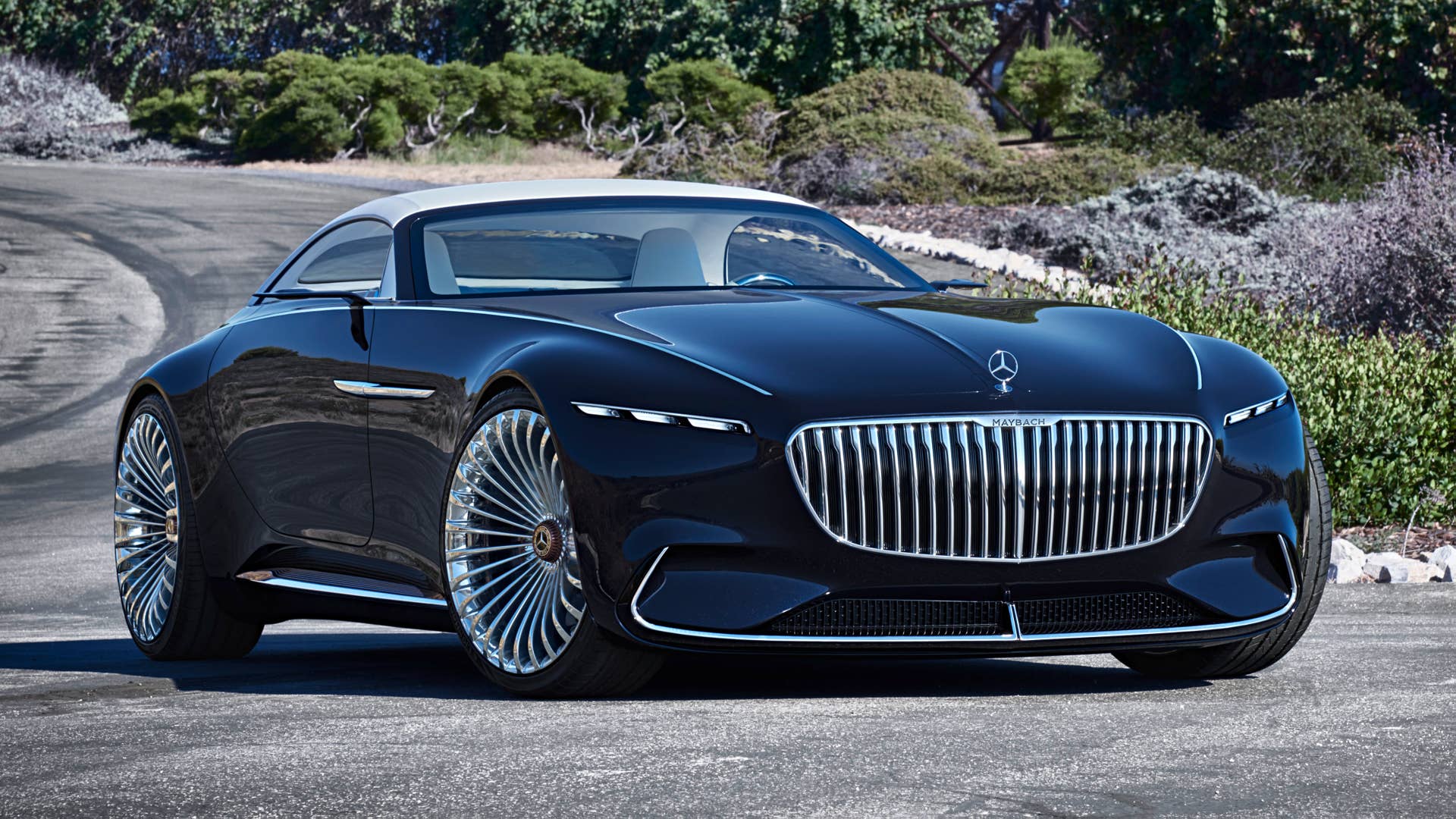 Vision Mercedes-Maybach 6 Cabriolet: Der starke Kontrast zwischen der dunkelblauen Lackierung âNautikblaumetallicâ und den Chromakzenten erhöht die spannende Beziehung zwischen den klar gestalteten Flächen mit organisch geformten Kotflügeln und den Chromleisten. Diese sitzen oben auf der Kotflügelkante // Vision Mercedes-Maybach 6 Cabriolet: The strong contrast between the dark blue paintwork in "nautical blue metallic" and the chrome highlights increases the fascinating relationship between the clearly defined areas with organically shaped wings and the chrome trim elements, which sit at the top on the edge of the wing
