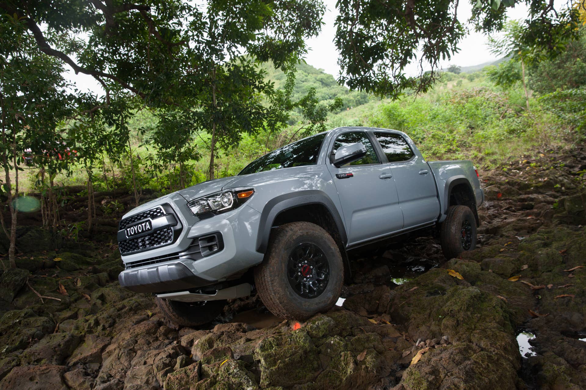 The 2017 Frontier is offered in both King Cab and Crew Cab body styles and in 4x2 and 4x4 driveline configurations, along with a choice of two powerplants: a 4.0-liter DOHC V6 engine rated at 261 horsepower and 281 lb-ft of torque or a 152-horsepower 2.5-liter inline 4-cylinder engine (King Cab only). Five trim grades are available: Frontier S (4-cylinder and V6), SV, PRO-4X (4x4 only), Desert Runner (4x2 V6 only) and SL (Crew Cab V6 only).