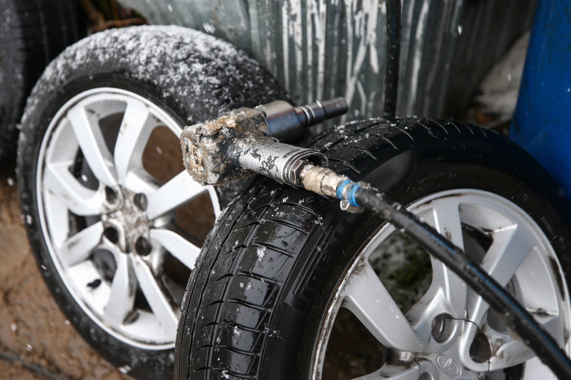 KAZAN, RUSSIA - OCTOBER 28, 2018: Using a screw gun while fitting winter tyres to a car at a 5 Koleso [Fifth Wheel] tyre shop. Yegor Aleyev/TASS (Photo by Yegor AleyevTASS via Getty Images)