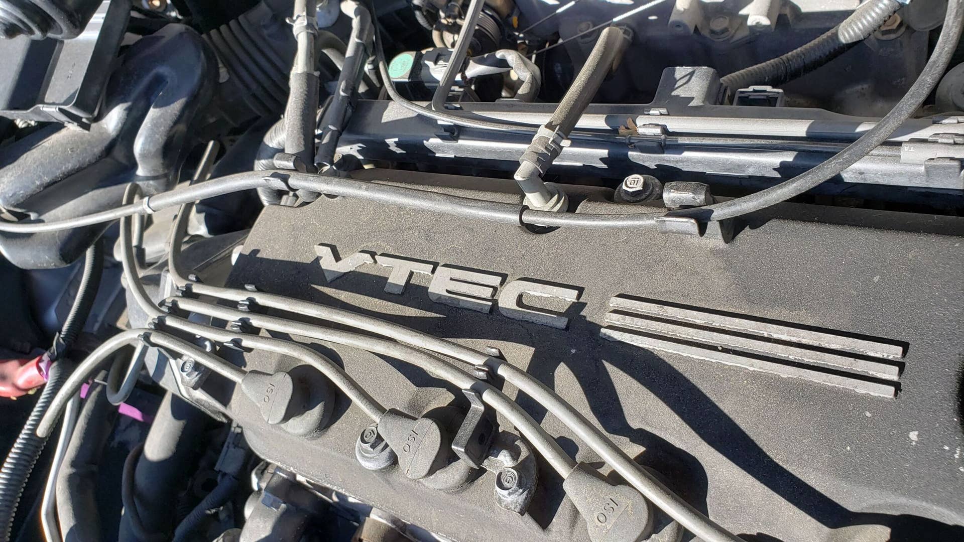 Junked 1998 Isuzu Oasis