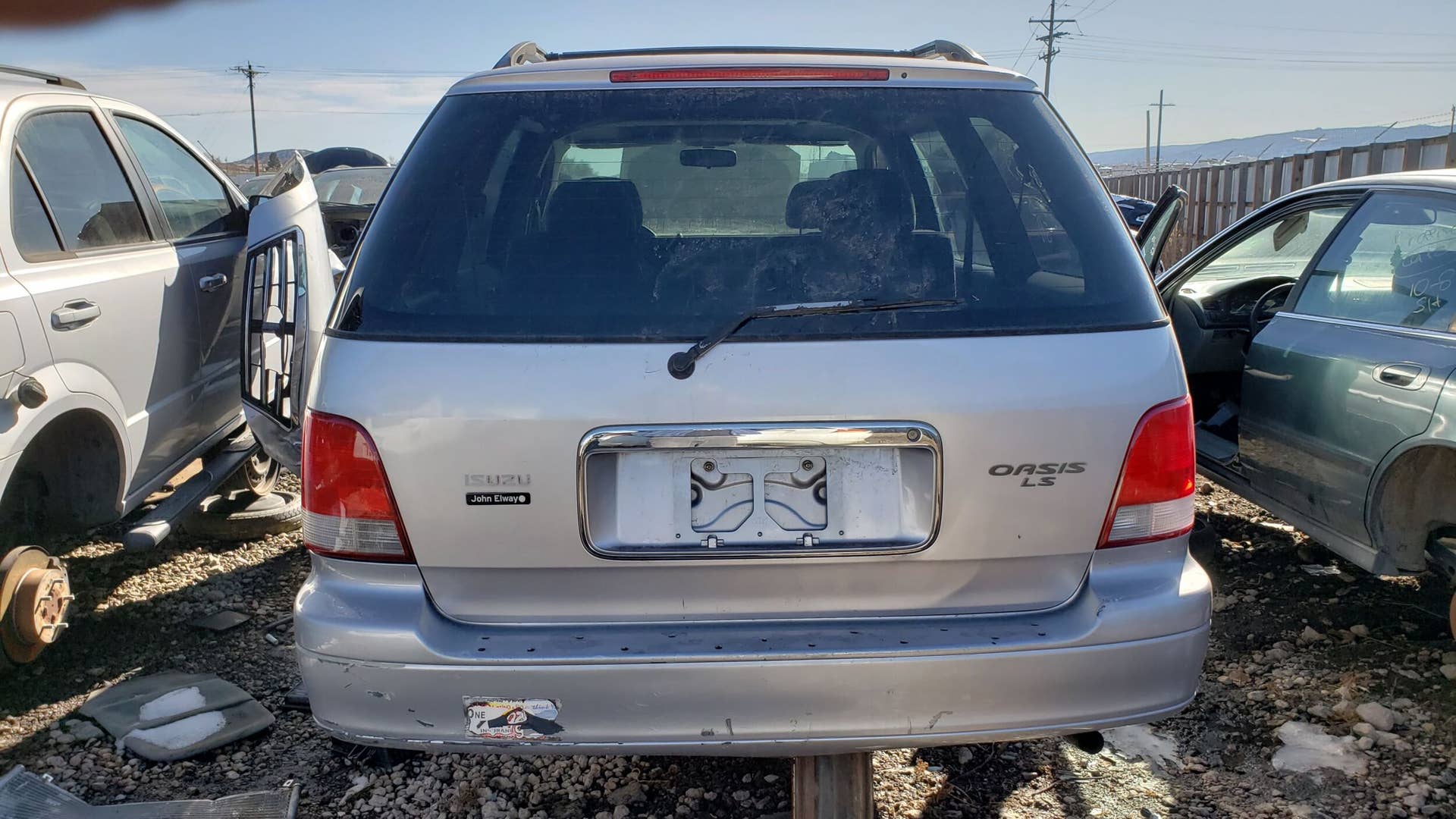 Junked 1998 Isuzu Oasis