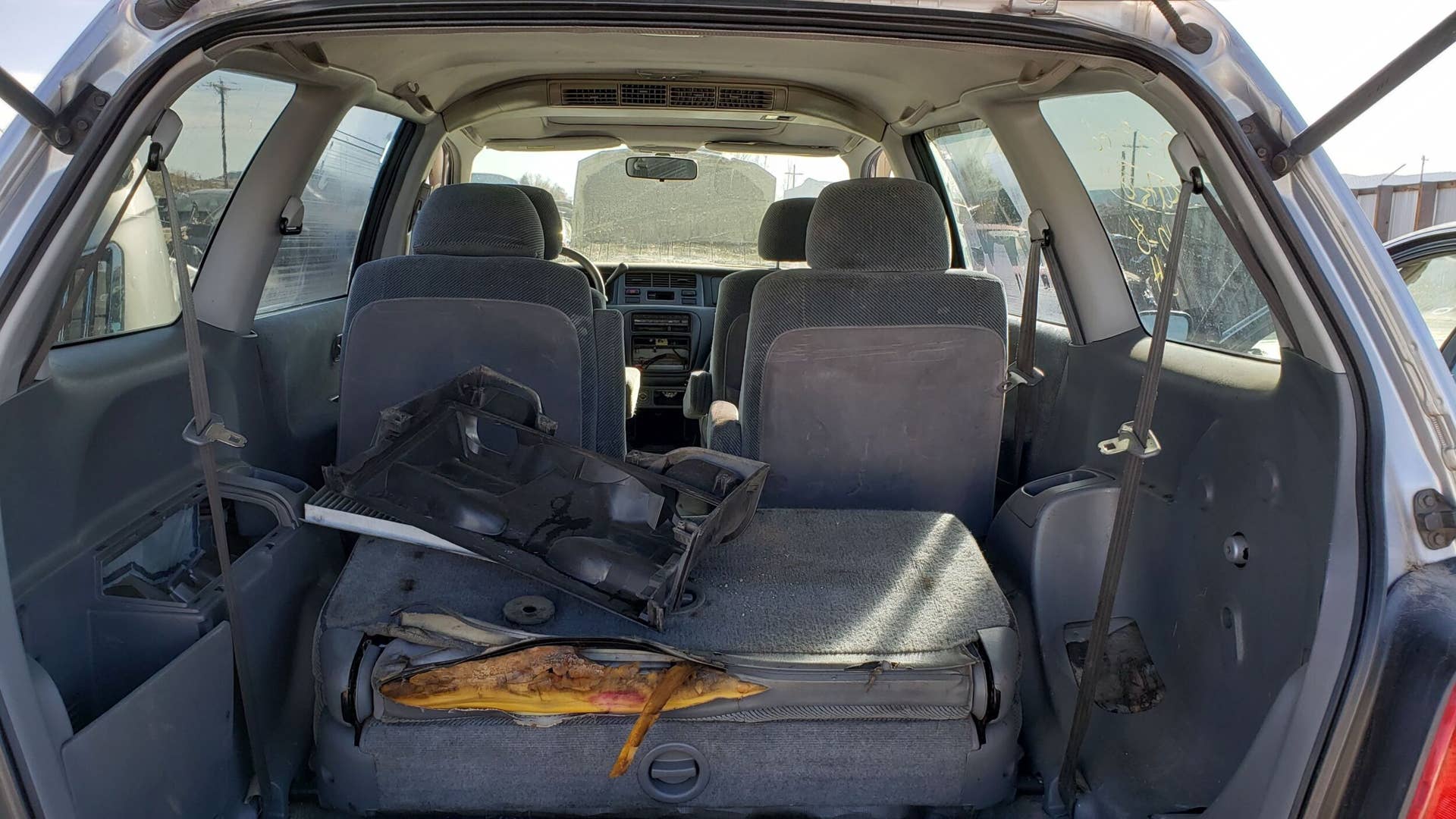 Junked 1998 Isuzu Oasis