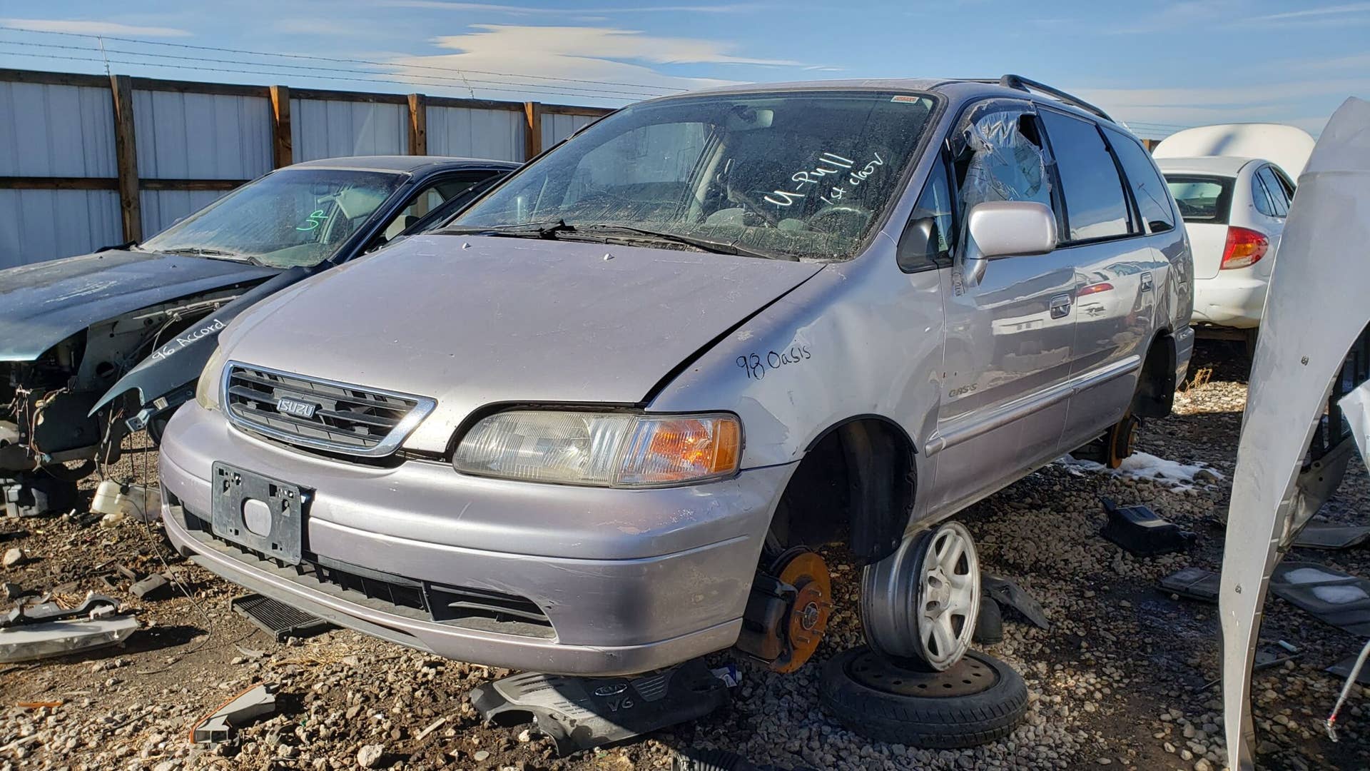 Junked 1998 Isuzu Oasis