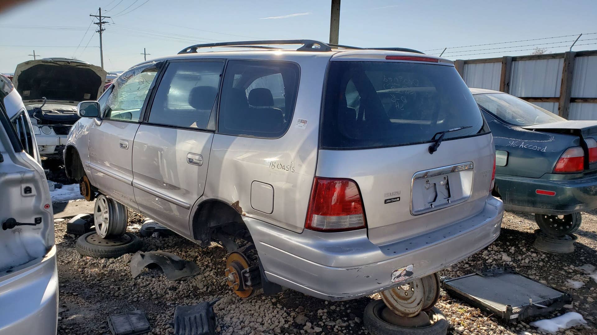 Junked 1998 Isuzu Oasis