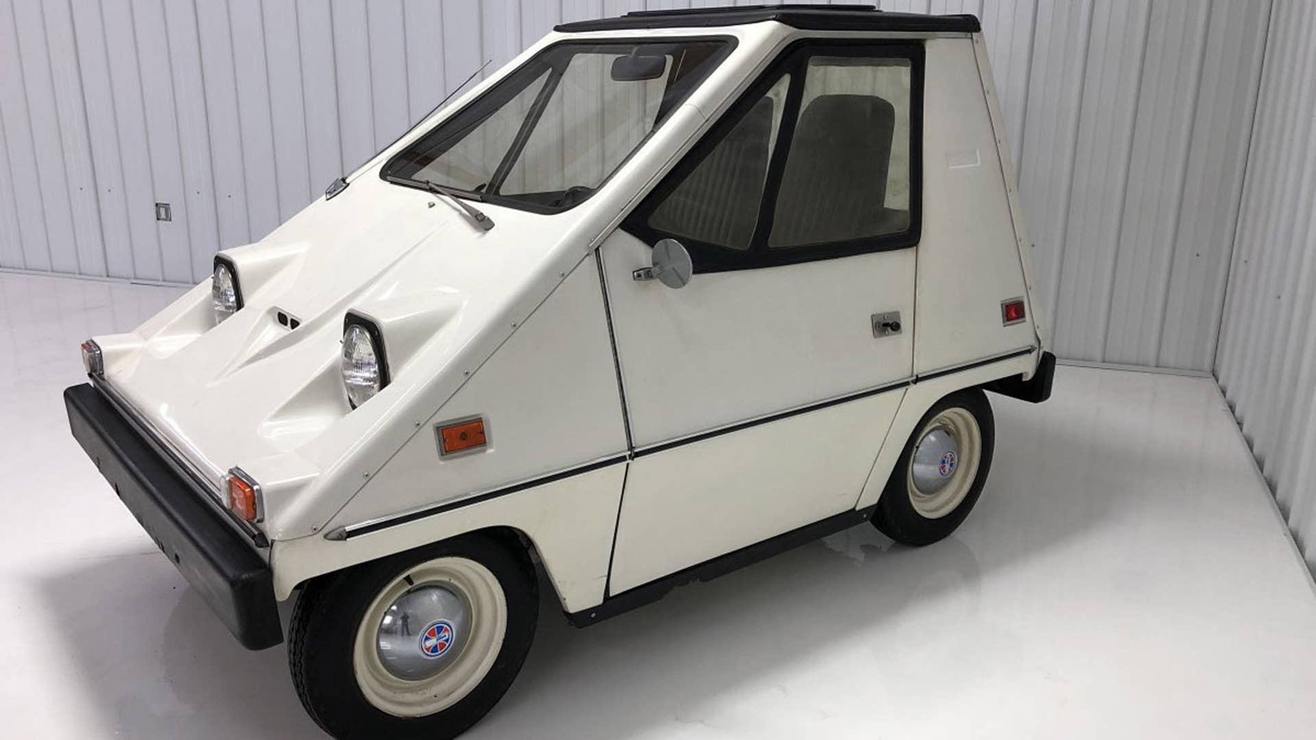 A well-kept CitiCar with only 122 miles is up for sale and comes with a trailer.