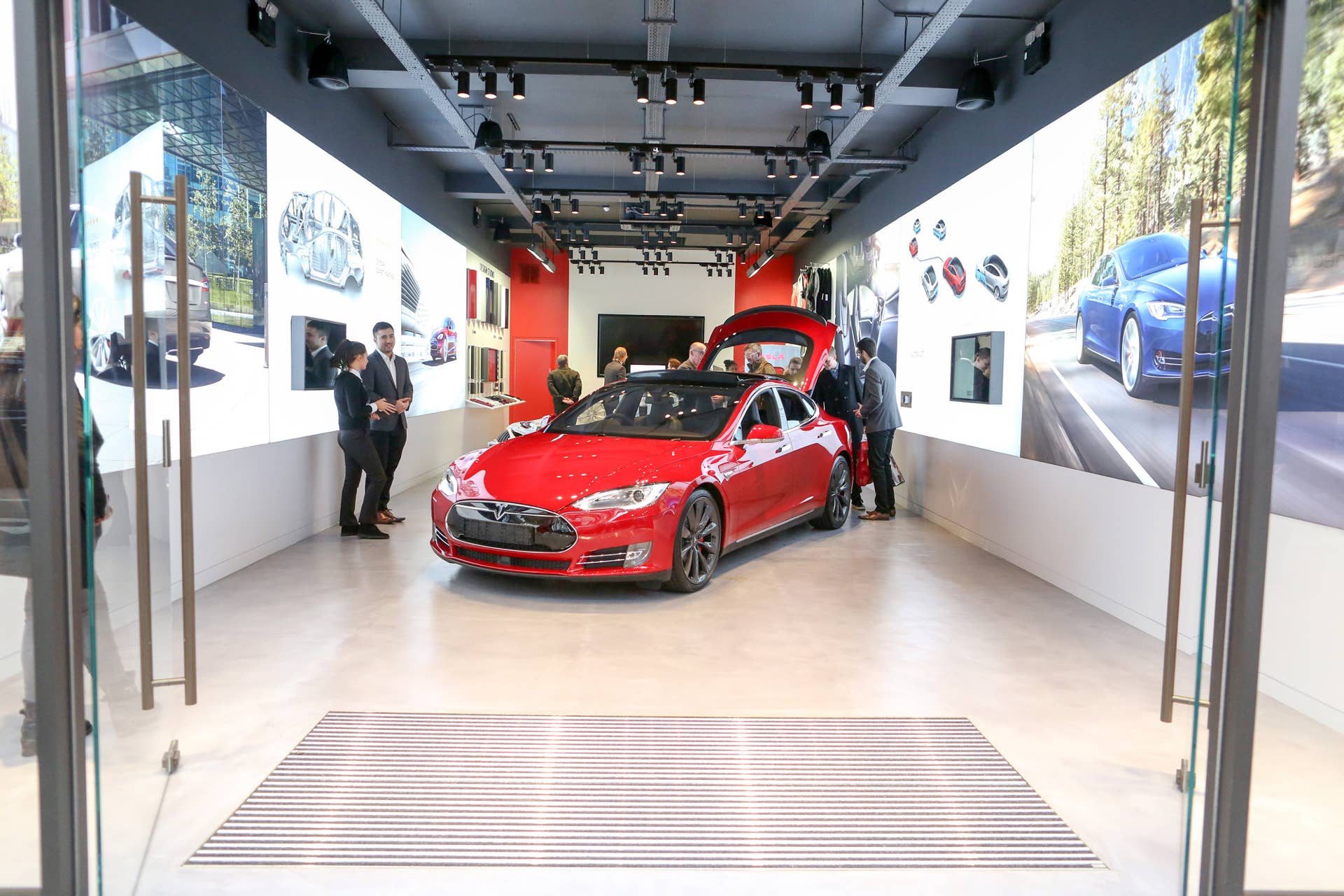 The Tesla Model S P90D automobile sits on display in the Tesla Motors Inc. showroom at a dealership, on Oxford Street in London, U.K., on Wednesday, Dec. 16, 2015. After losing $1.88 billion since 2007, Tesla is piling on the personnel as it offers more models, builds the worlds biggest battery factory and expands globally, including stores opening in Mexico City and Edinburgh. Photographer: Chris Ratcliffe/Bloomberg via Getty Images