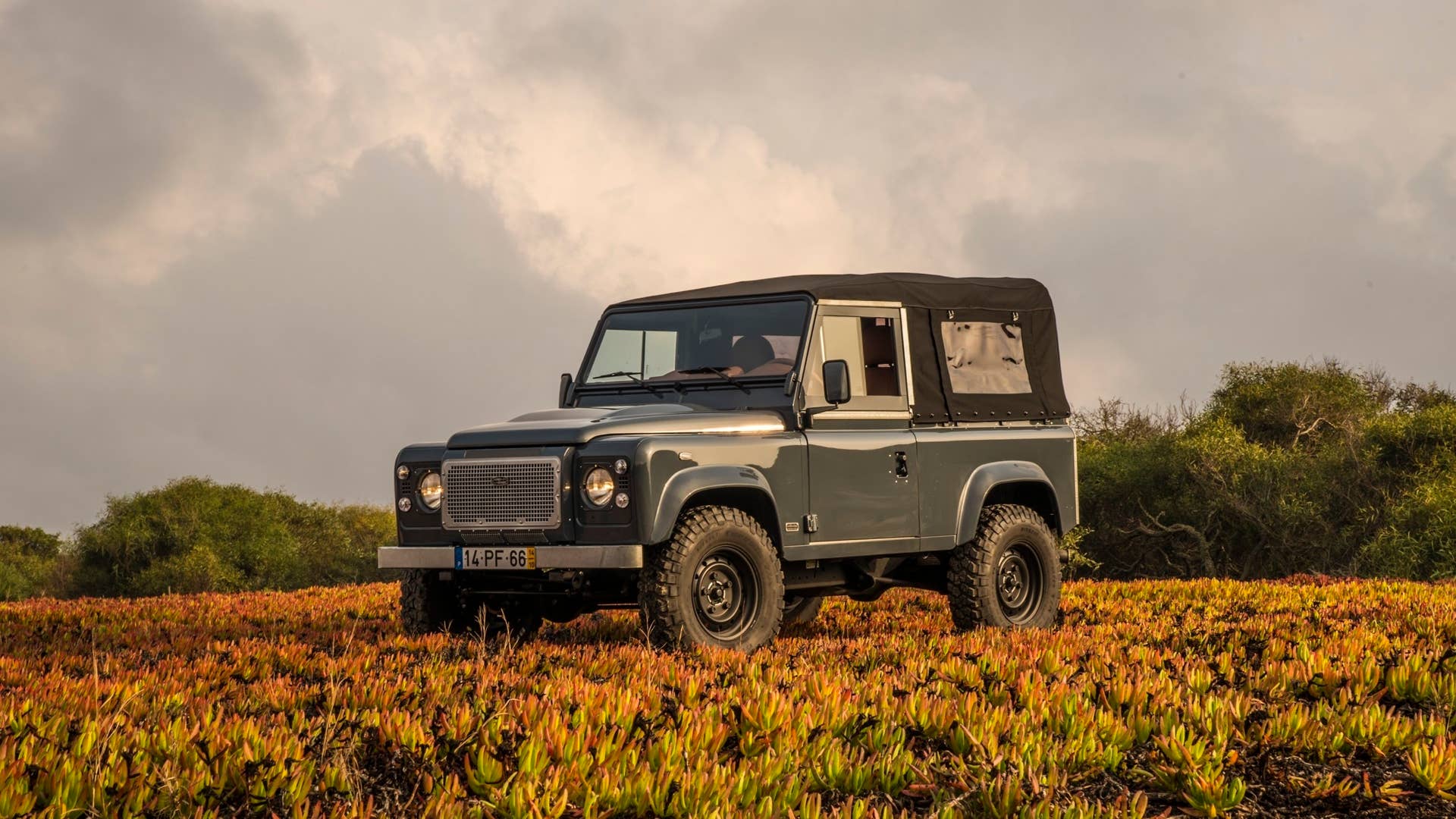 Cool N Vintage Land Rover Defender 90