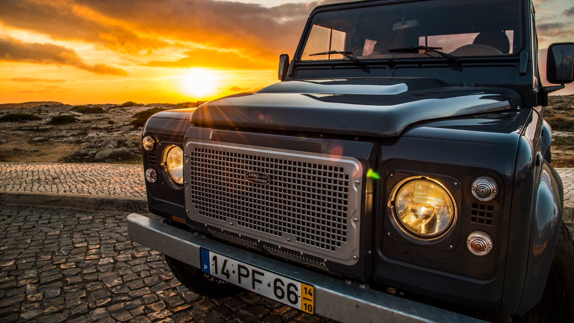Cool N Vintage Land Rover Defender 90