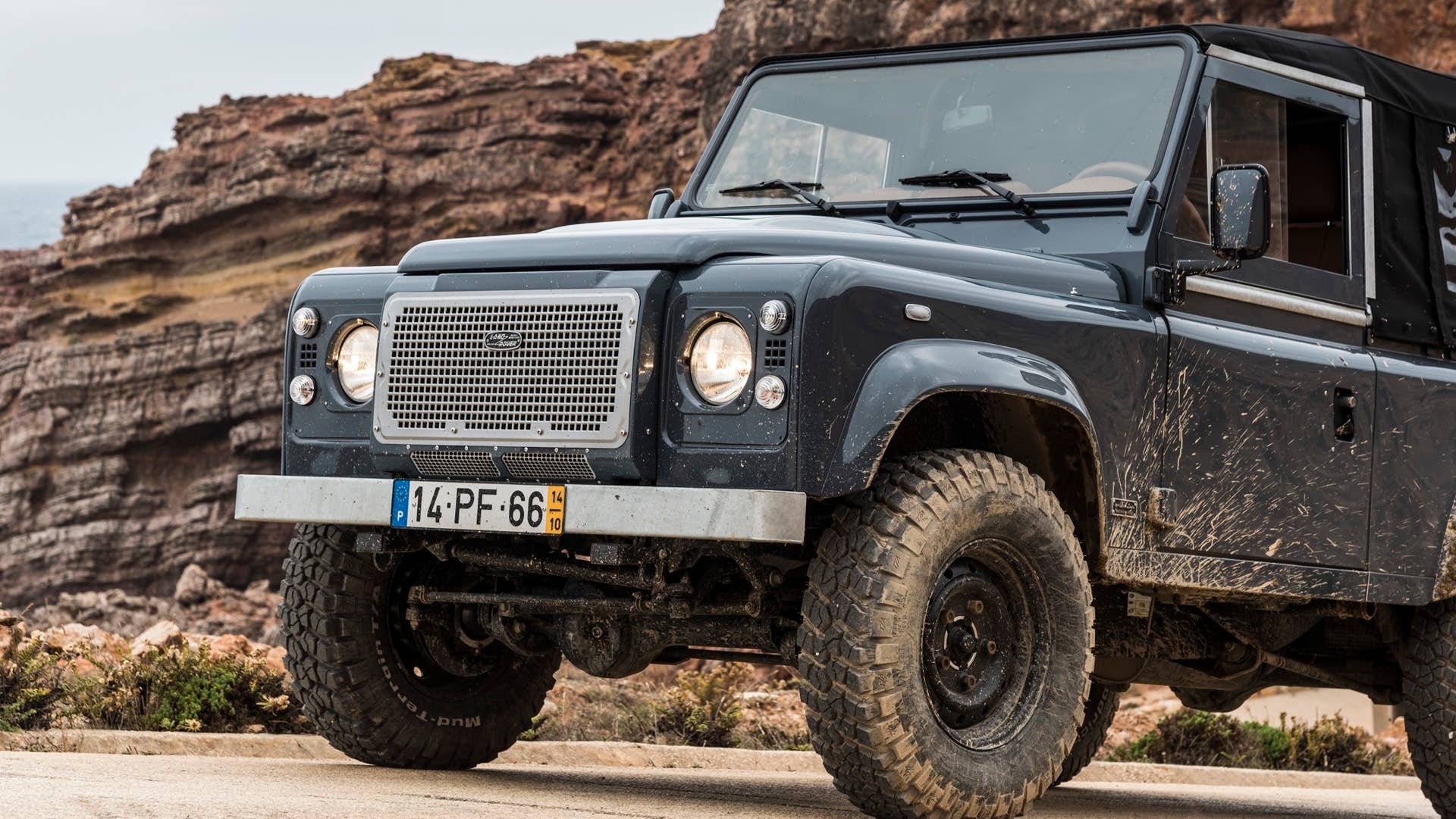 Cool N Vintage Land Rover Defender 90