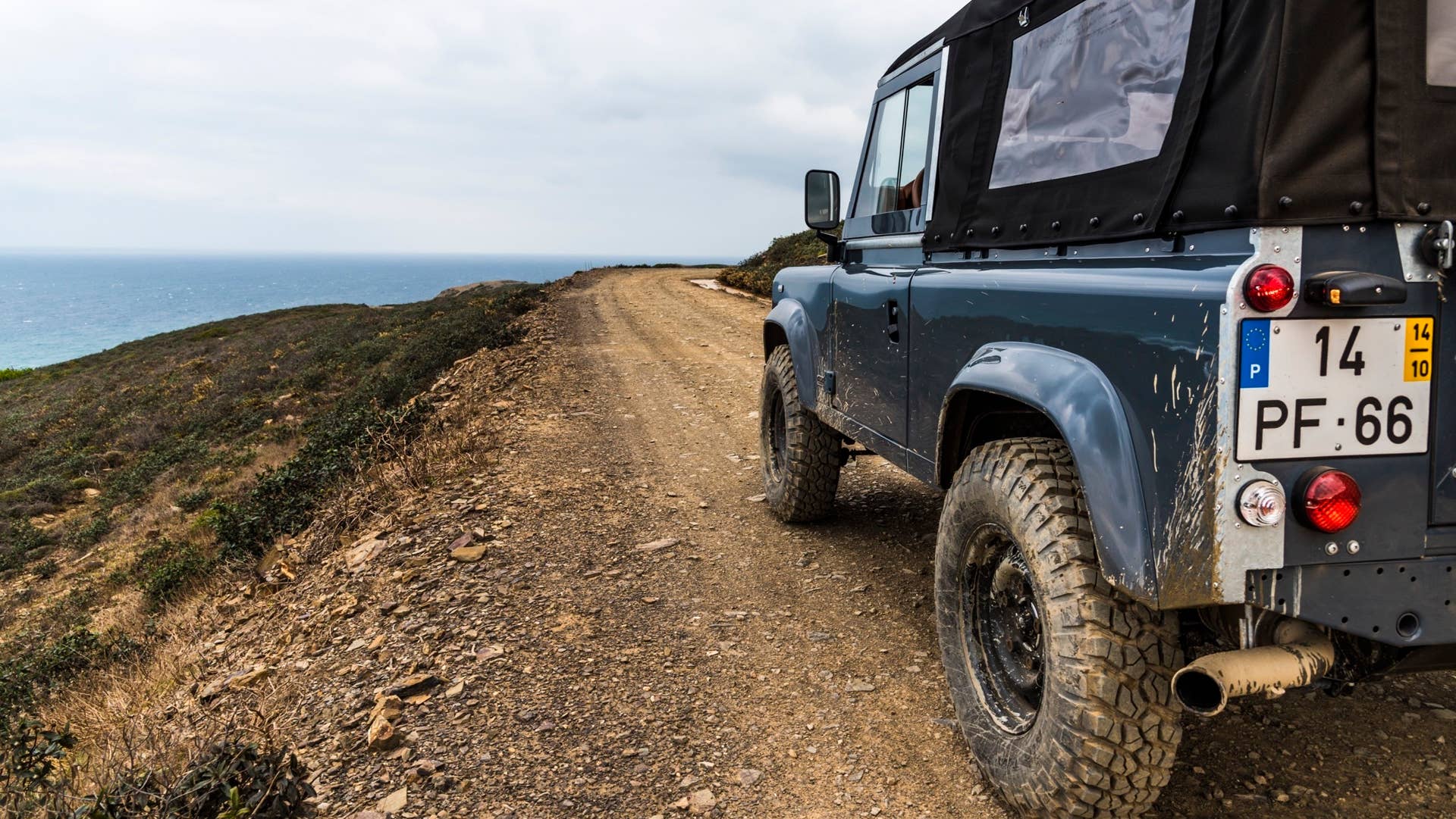 Cool N Vintage Land Rover Defender 90