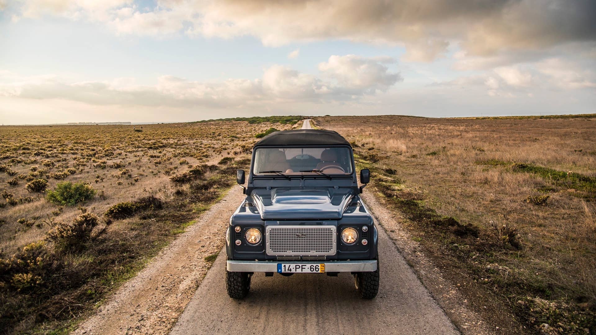 Cool N Vintage Land Rover Defender 90