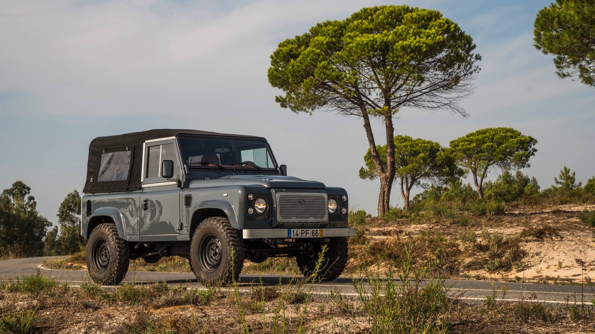 Cool N Vintage Land Rover Defender 90