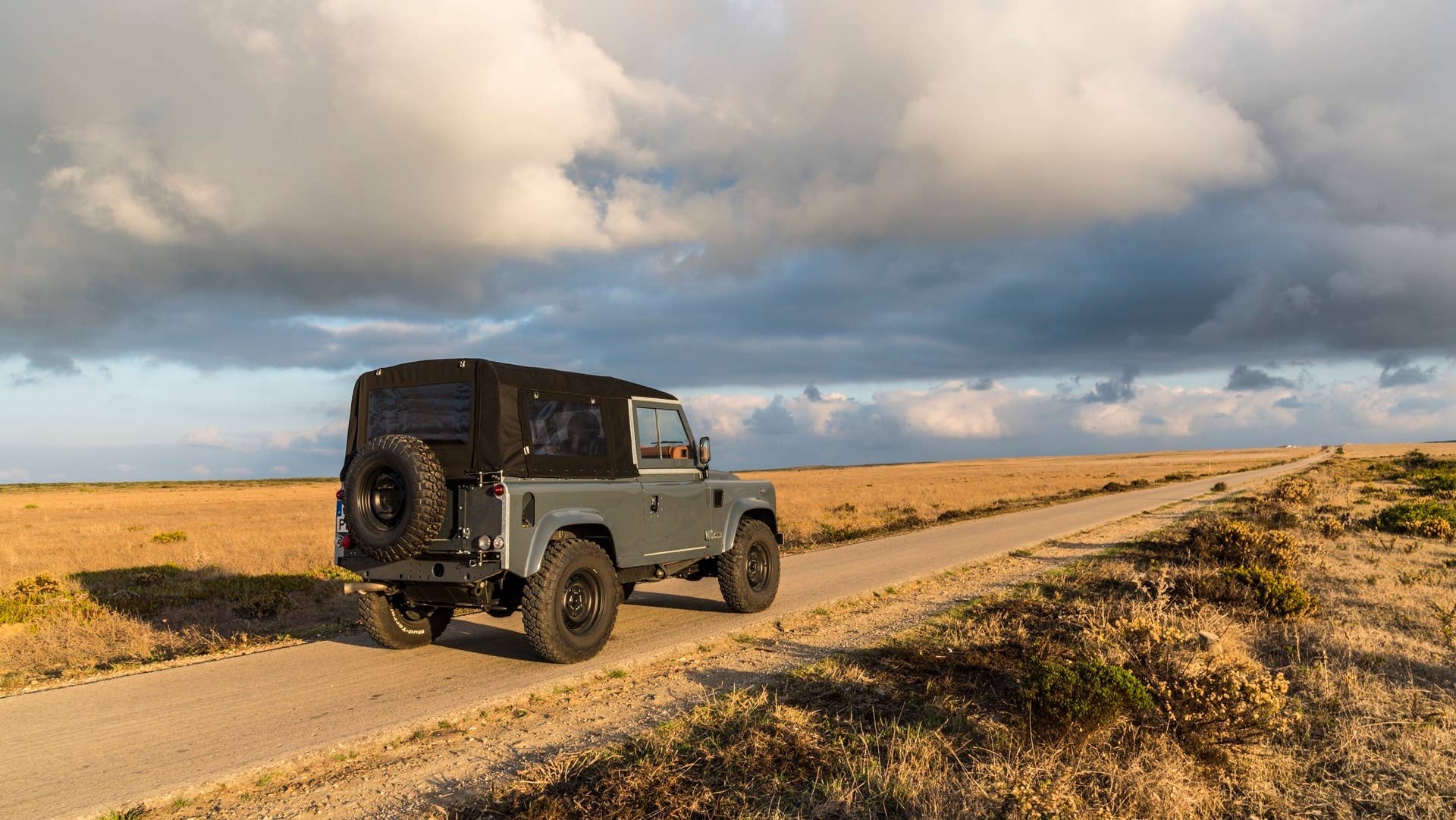 Cool N Vintage Land Rover Defender 90