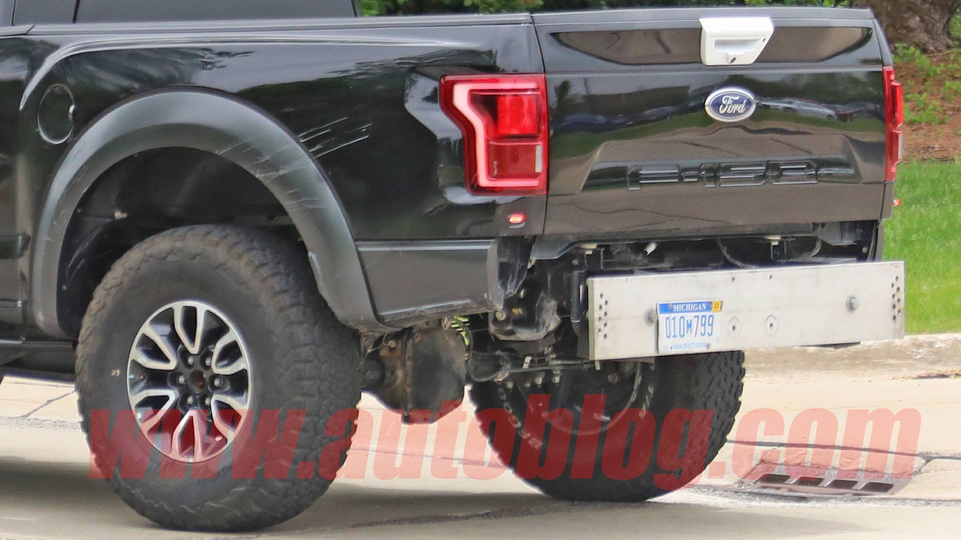 Spy photos: possible Ford Bronco mule