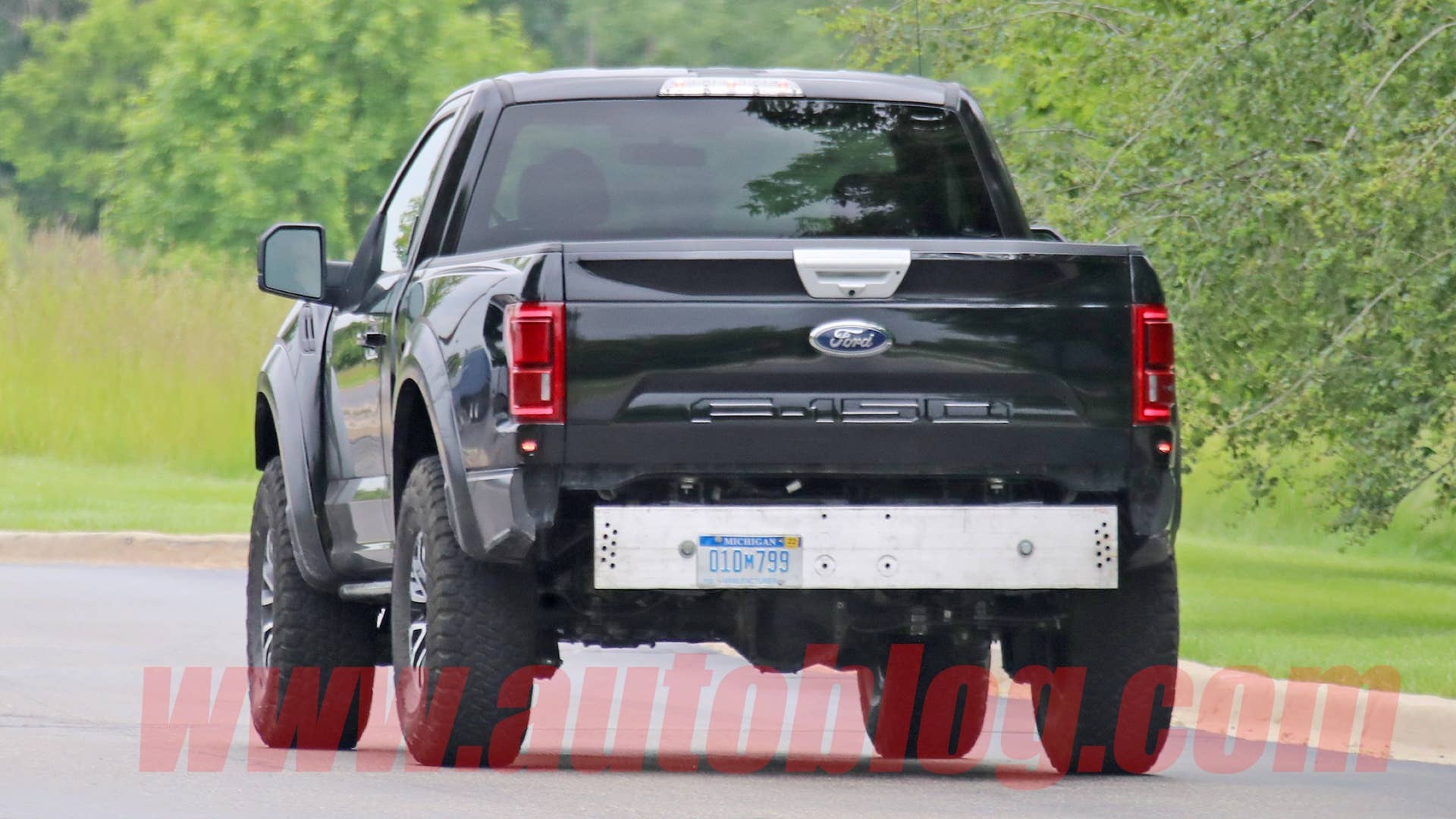 Spy photos: possible Ford Bronco mule