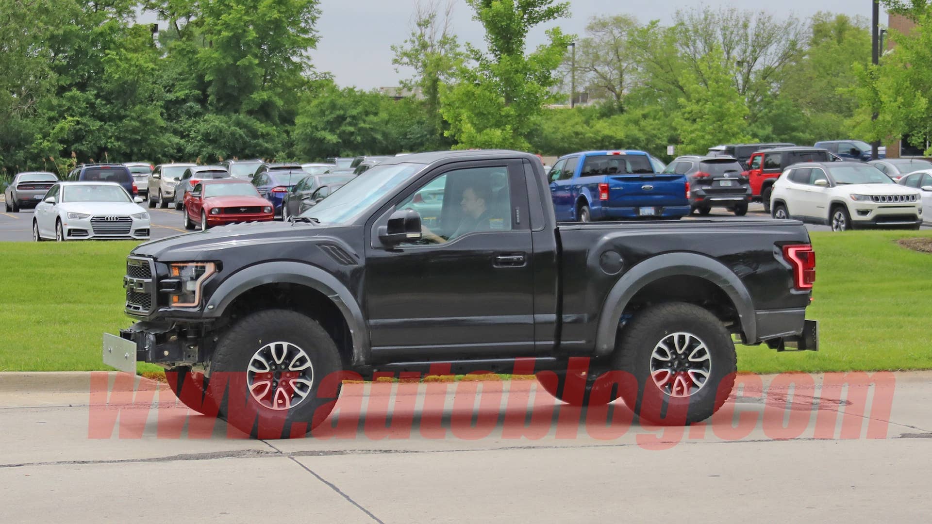 Spy photos: possible Ford Bronco mule
