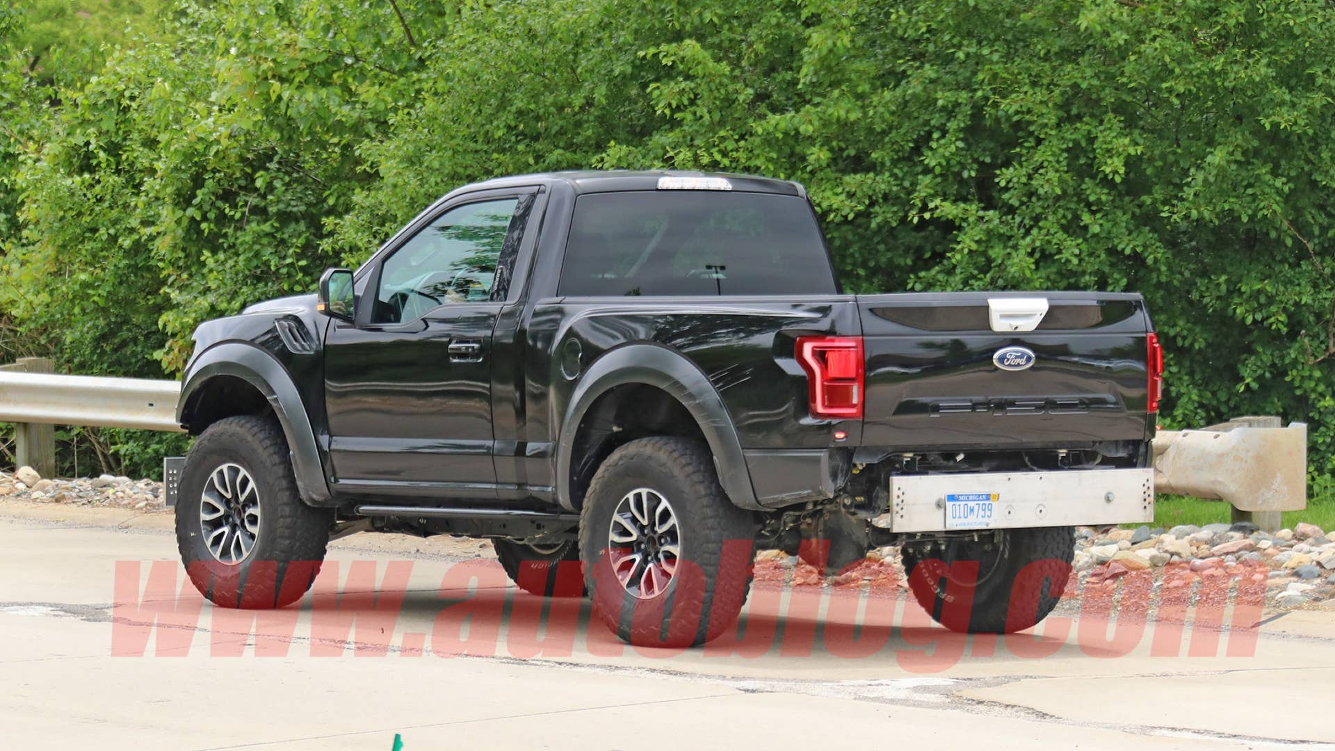Spy photos: possible Ford Bronco mule