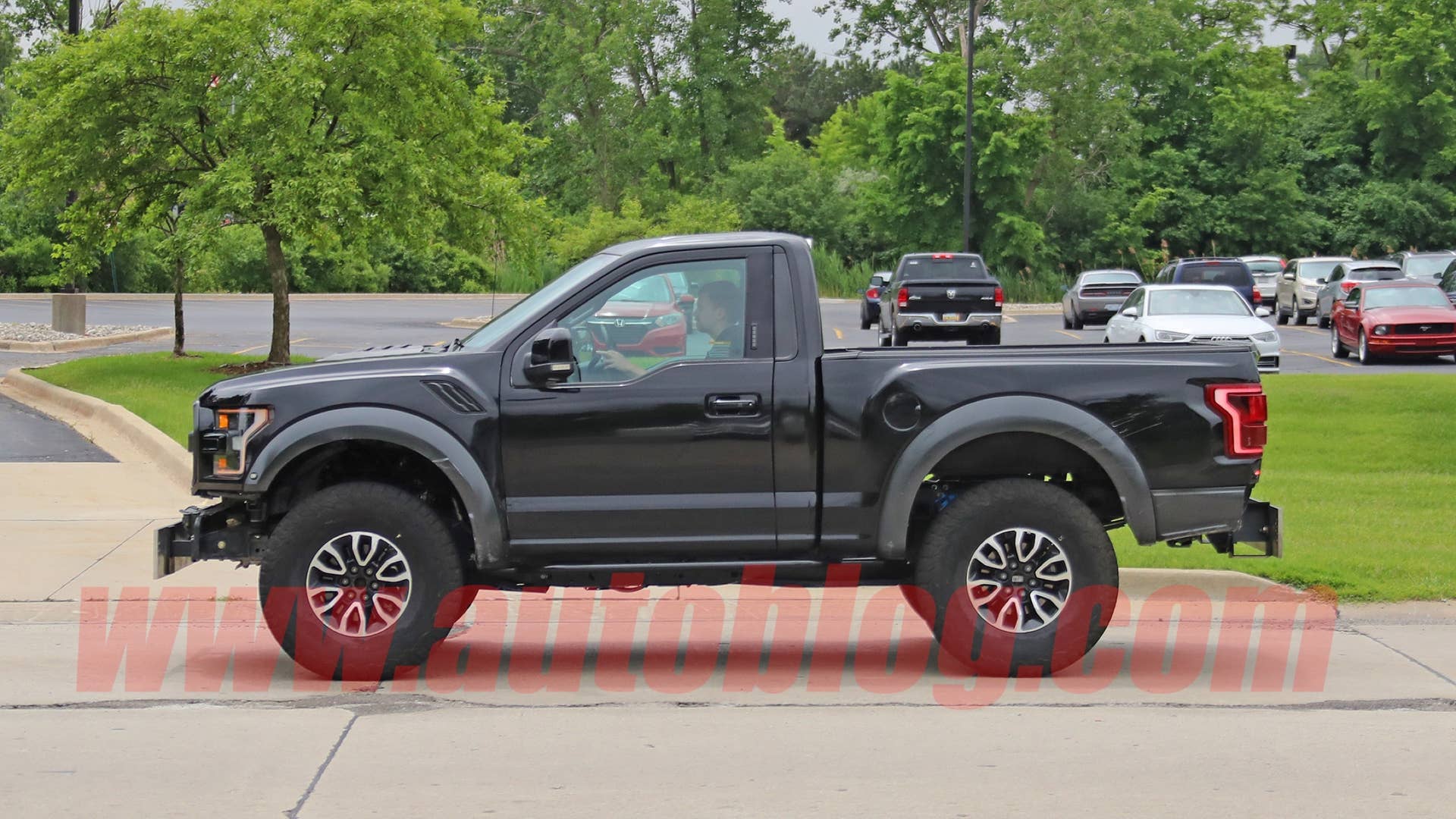 Spy photos: possible Ford Bronco mule