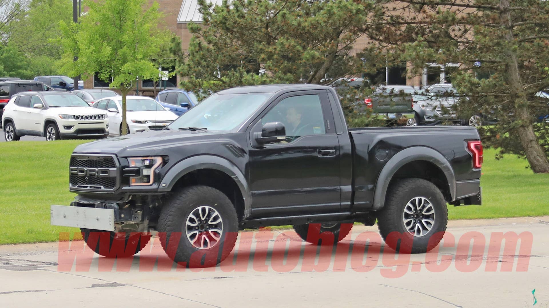 Spy photos: possible Ford Bronco mule