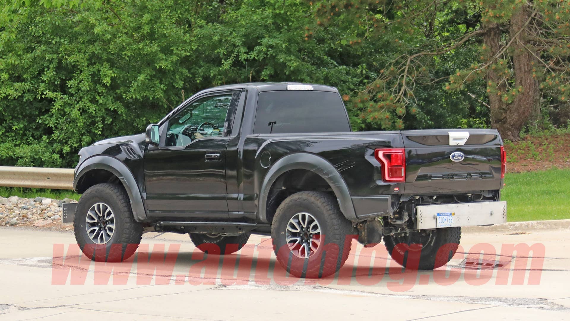 Spy photos: possible Ford Bronco mule