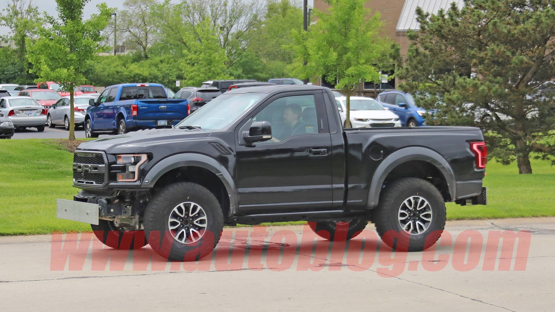 Spy photos: possible Ford Bronco mule