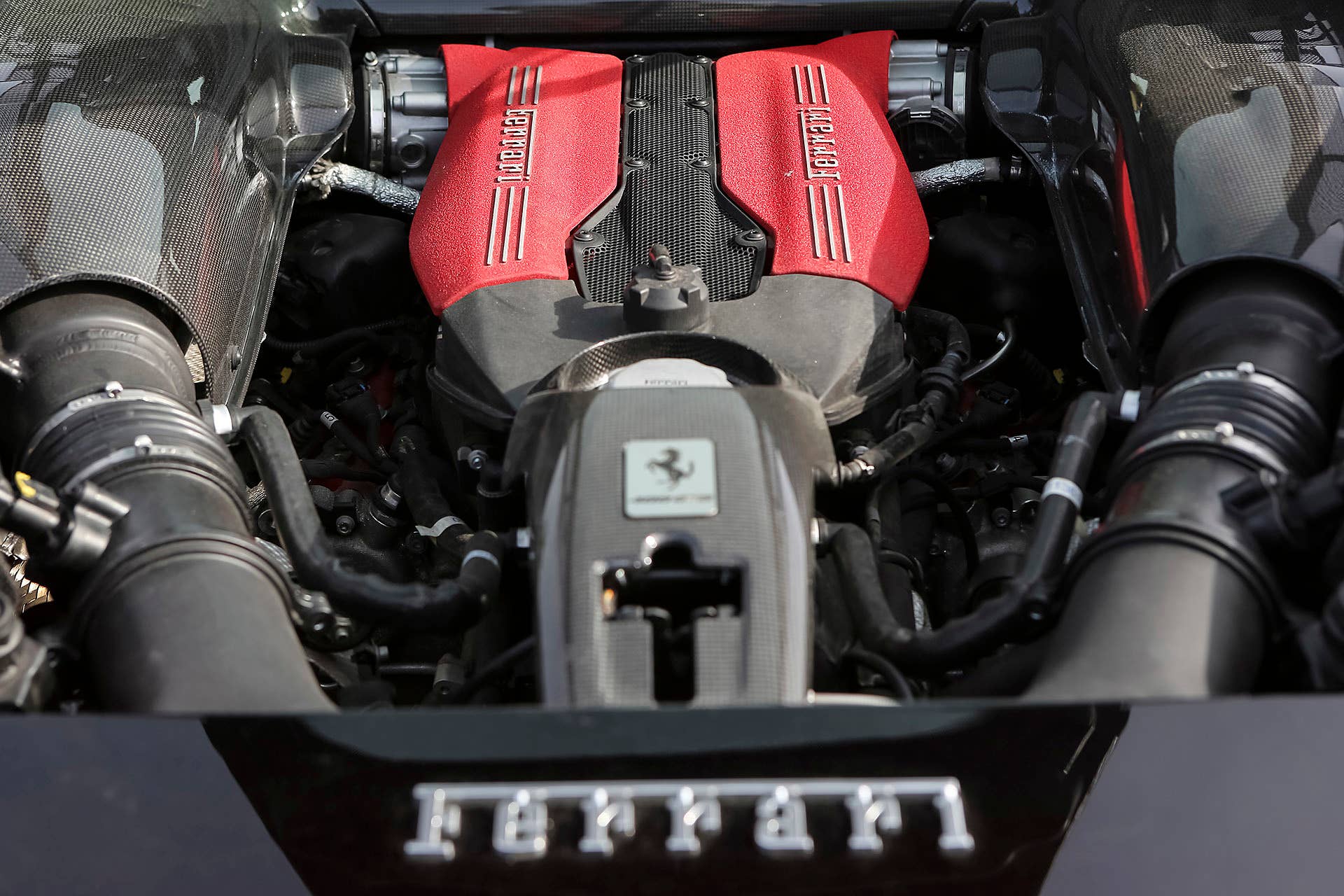 2016 Ferrari 488 GTB engine