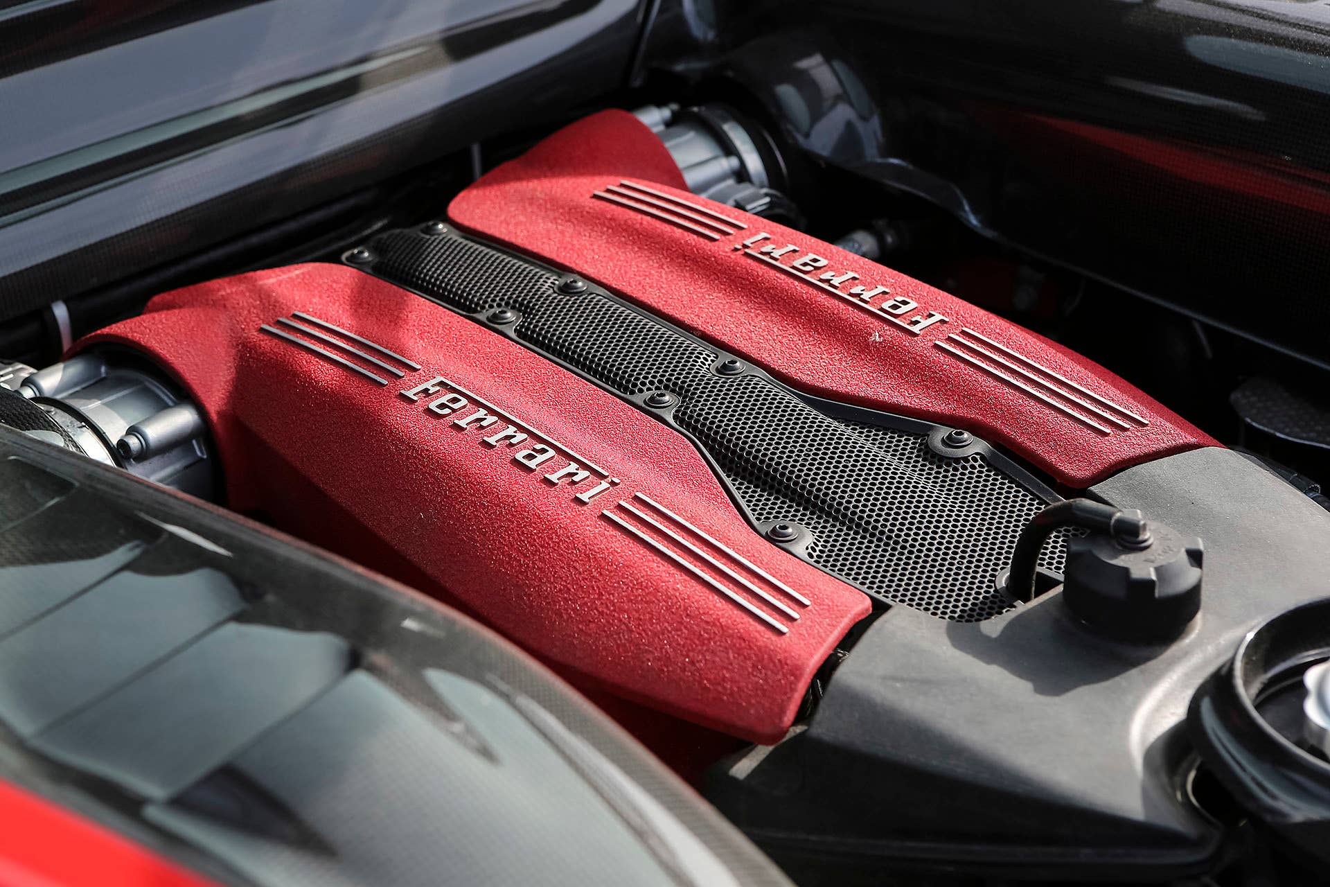 2016 Ferrari 488 GTB engine