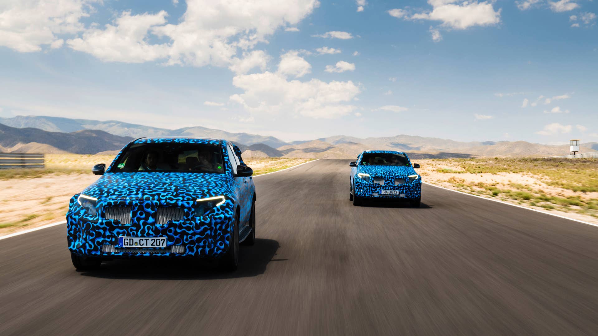 Spanien ist die aktuelle Station fÃ¼r den Mercedes-Benz EQC auf dem Weg zur Serienreife â die Mercedes-Benz Hitzeerprobung. Besonderes Augenmerk liegt hier auf den fÃ¼r Elektrofahrzeuge anspruchsvollen Disziplinen wie Klimatisierung und Laden sowie KÃ¼hlung der Batterie, des Antriebs und der SteuergerÃ¤te bei extremer Hitze. NatÃ¼rlich werden auch klassische Kriterien wie Fahrdynamik und Fahrkomfort erneut strengen Tests unterzogen. Spain is the current stage for the Mercedes-Benz EQC on the road to series production maturity â the Mercedes-Benz heat testing. Particular attention is given to aspects which are very demanding for electric cars, i.e. air conditioning and charging, as well as cooling the battery, drive system and control units in extreme heat. Naturally classical criteria such as driving dynamics and ride comfort are also subjected to further, stringent tests.