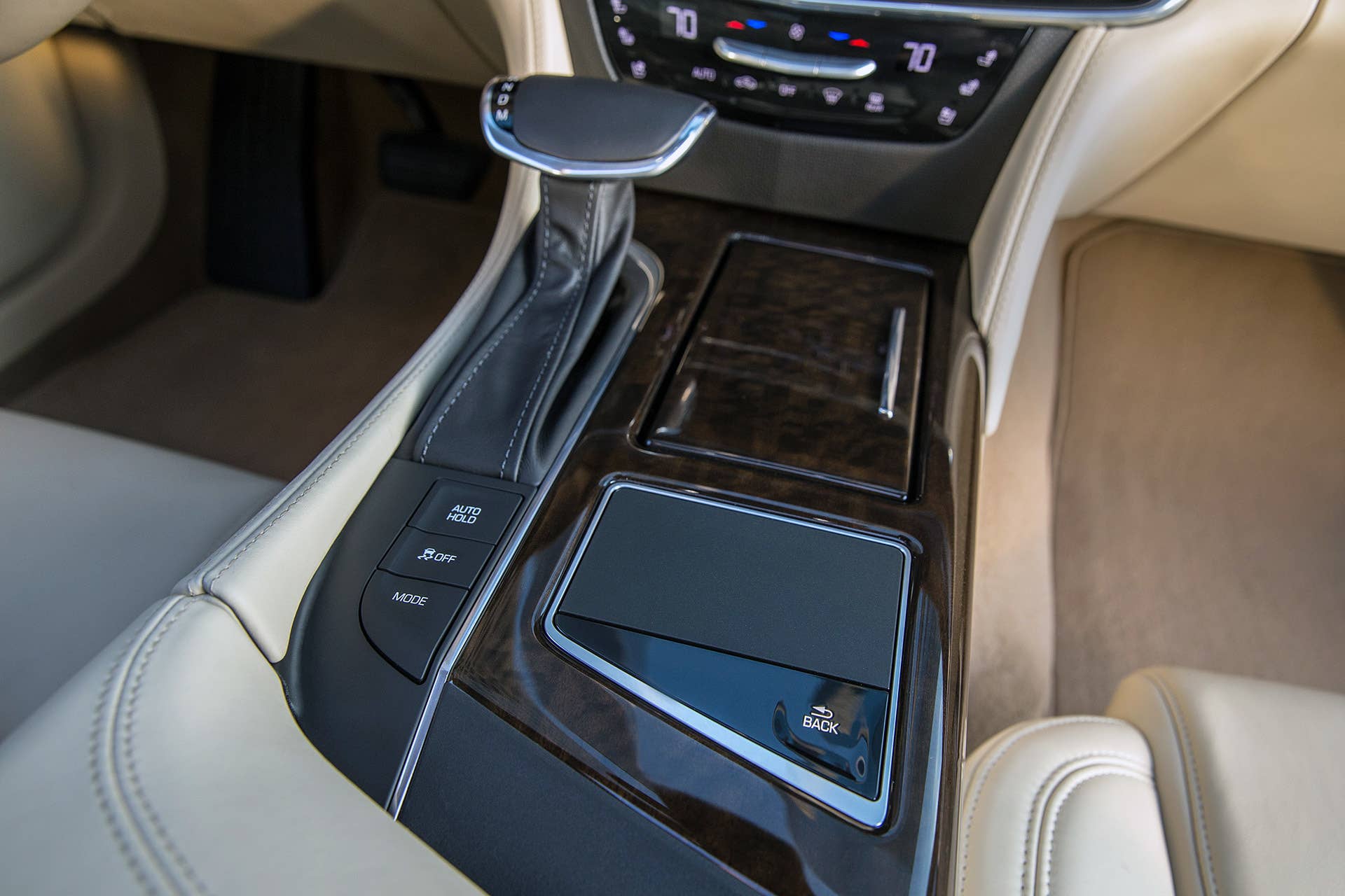 2016 Cadillac CT6 center console