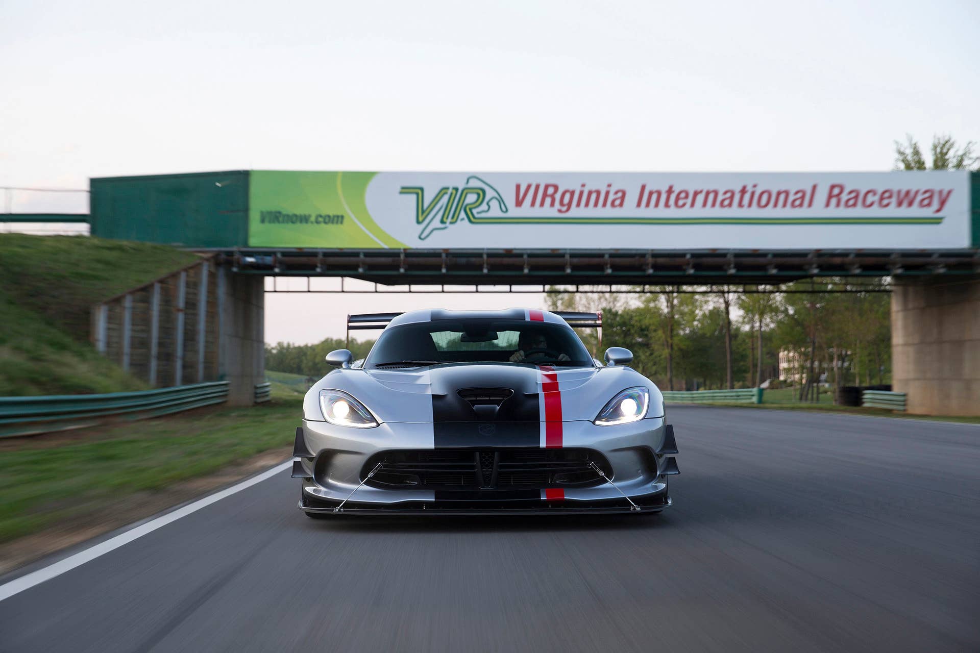 vir dodge viper acr action track