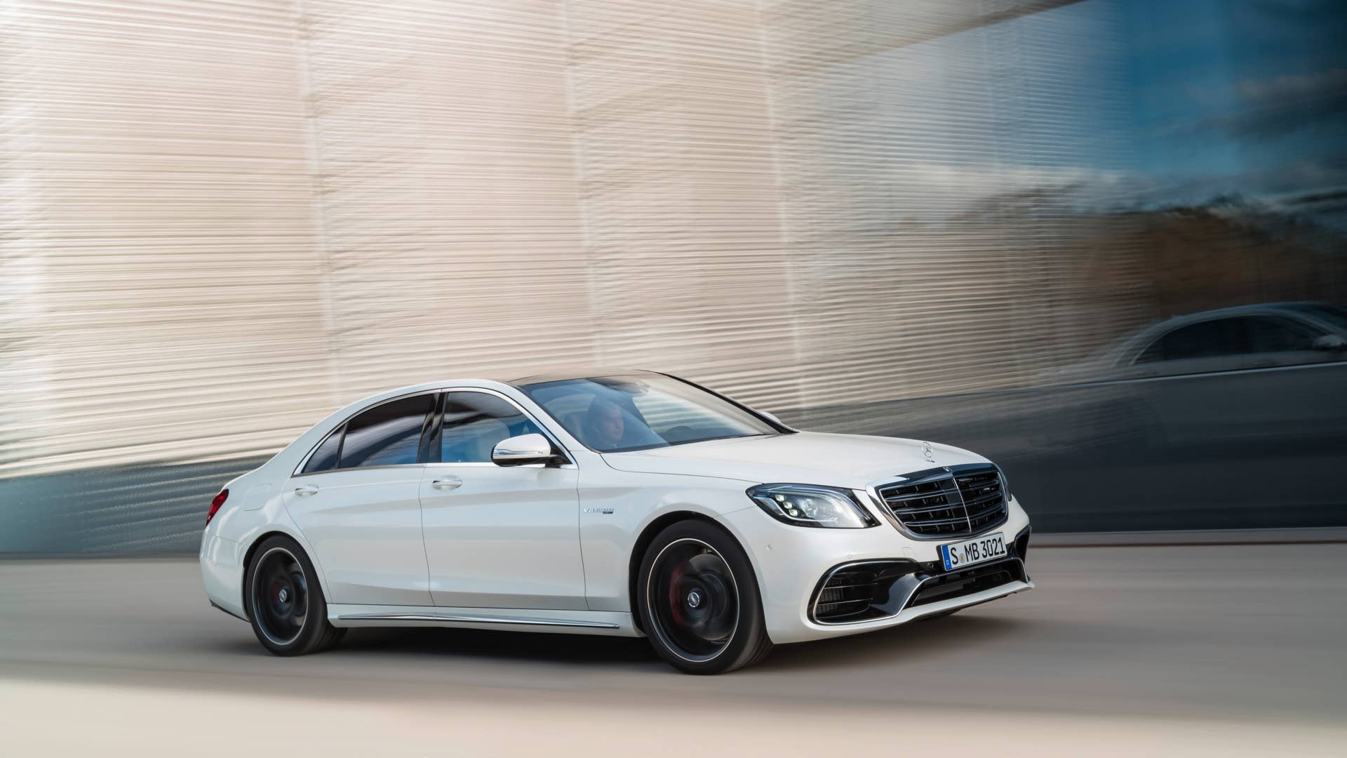 Mercedes-AMG S 63 4MATIC+, designo diamantweià bright // Mercedes-AMG S 63 4MATIC+, designo diamond white bright Kraftstoffverbrauch kombiniert: 8,9 l/100 km, CO2-Emissionen kombiniert: 203 g/km // Fuel consumption combined: 8,9 l/100 km; Combined CO2 emissions: 203 g/km