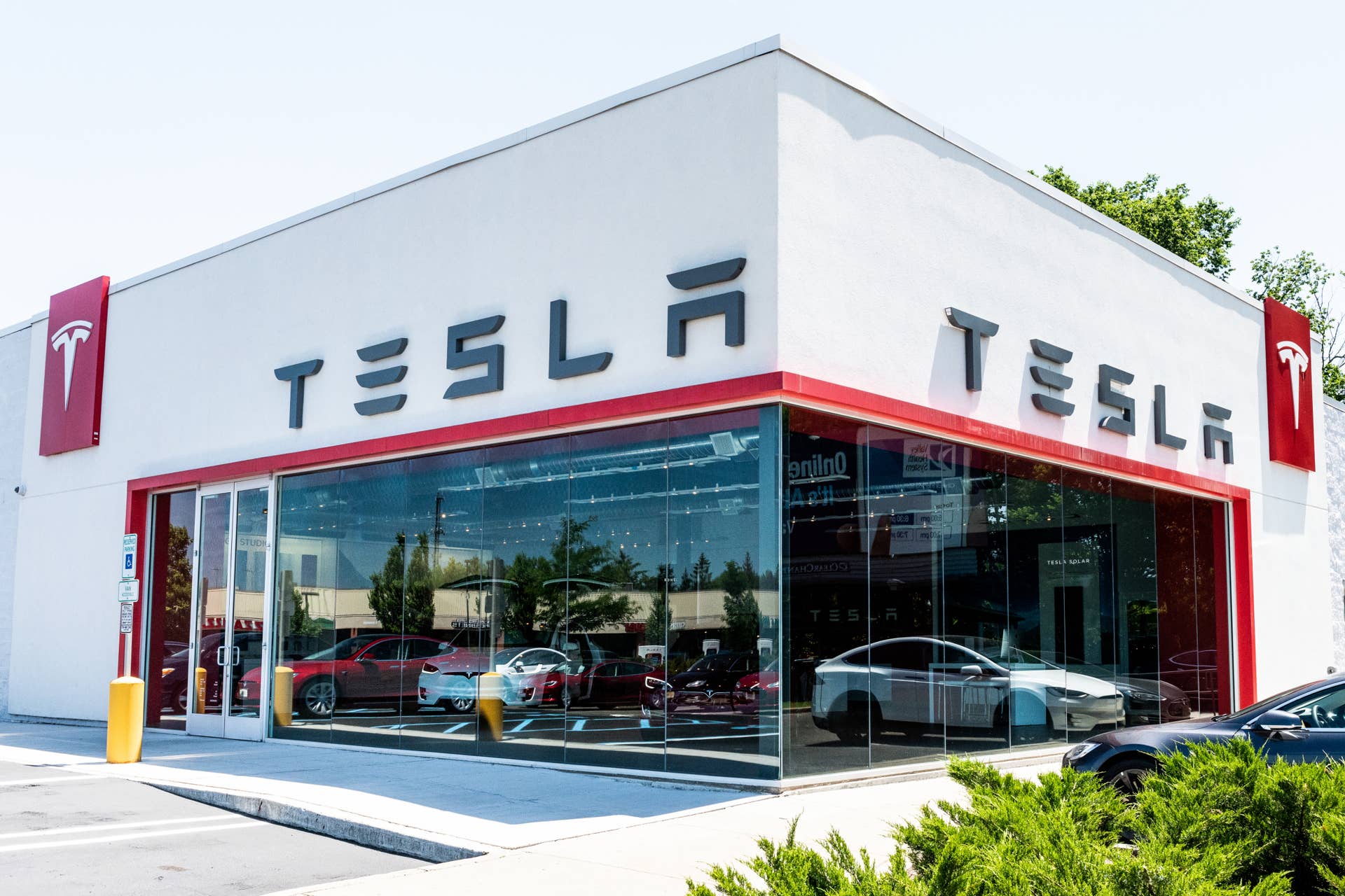 PARAMUS, NJ, UNITED STATES - 2018/06/17: Tesla store in Paramus, New Jersey. (Photo by Michael Brochstein/SOPA Images/LightRocket via Getty Images)