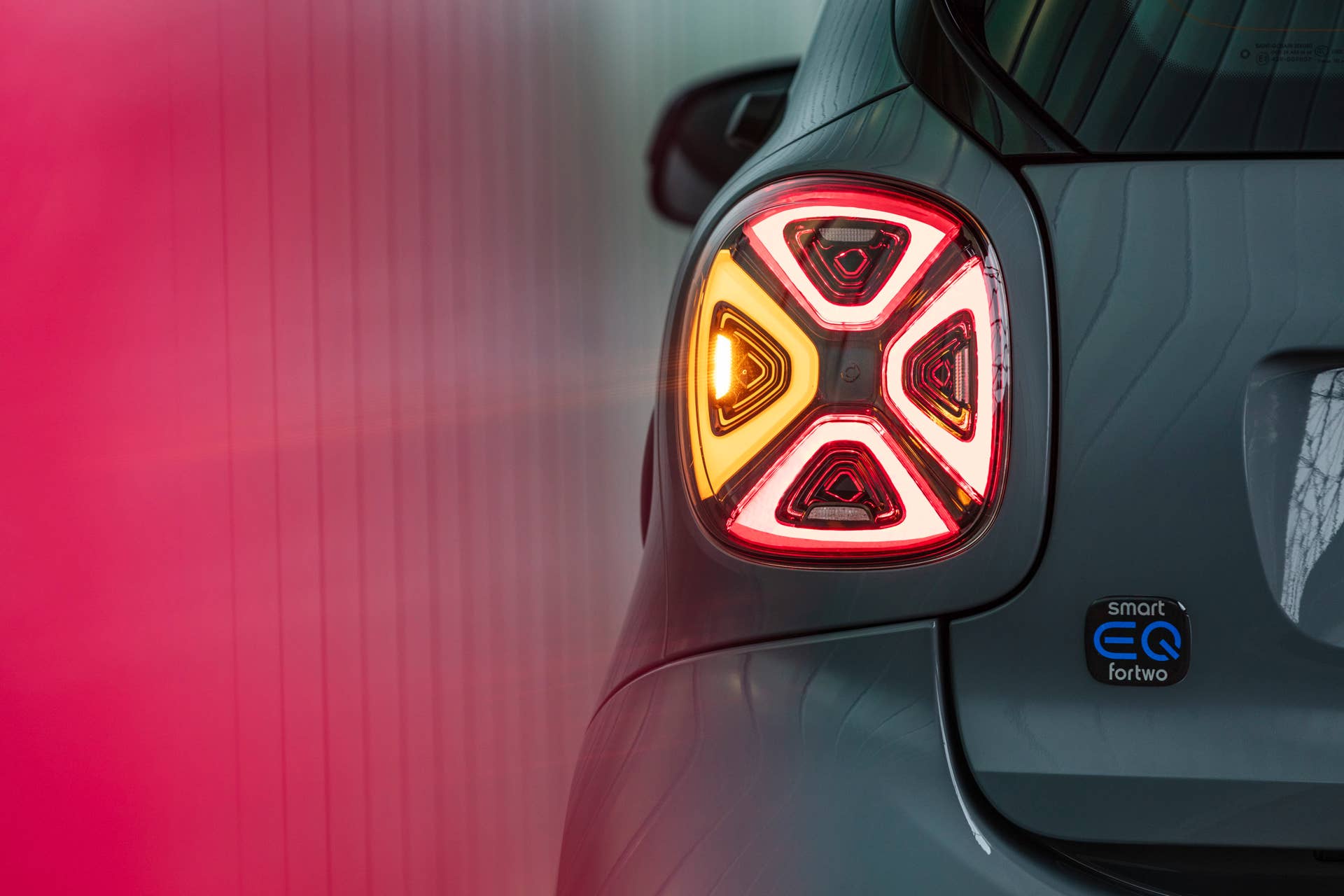 Die neue Generation: smart EQ fortwo coupé;Stromverbrauch kombiniert 16,5 – 14,0 kWh/100km, CO2-Emissionen kombiniert: 0 g/km* The new generation: smart EQ fortwo coupé;Combined electrical consumption 16.5 – 14.0 kWh/100km, combined CO2 emissions: 0 g/km*