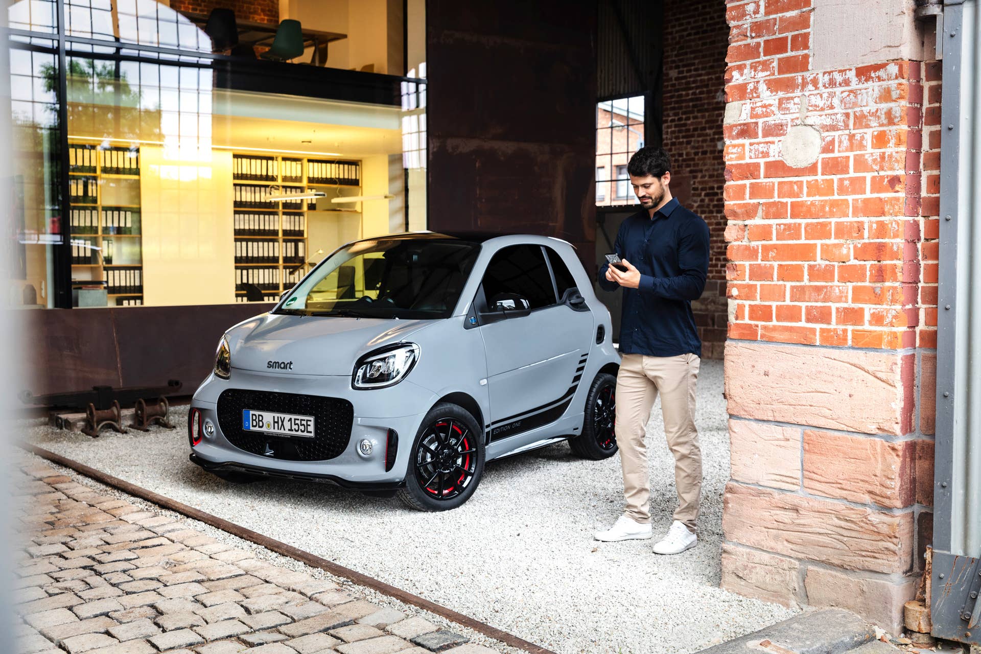 Die neue Generation: smart EQ fortwo coupé;Stromverbrauch kombiniert 16,5 – 14,0 kWh/100km, CO2-Emissionen kombiniert: 0 g/km* The new generation: smart EQ fortwo coupé;Combined electrical consumption 16.5 – 14.0 kWh/100km, combined CO2 emissions: 0 g/km*