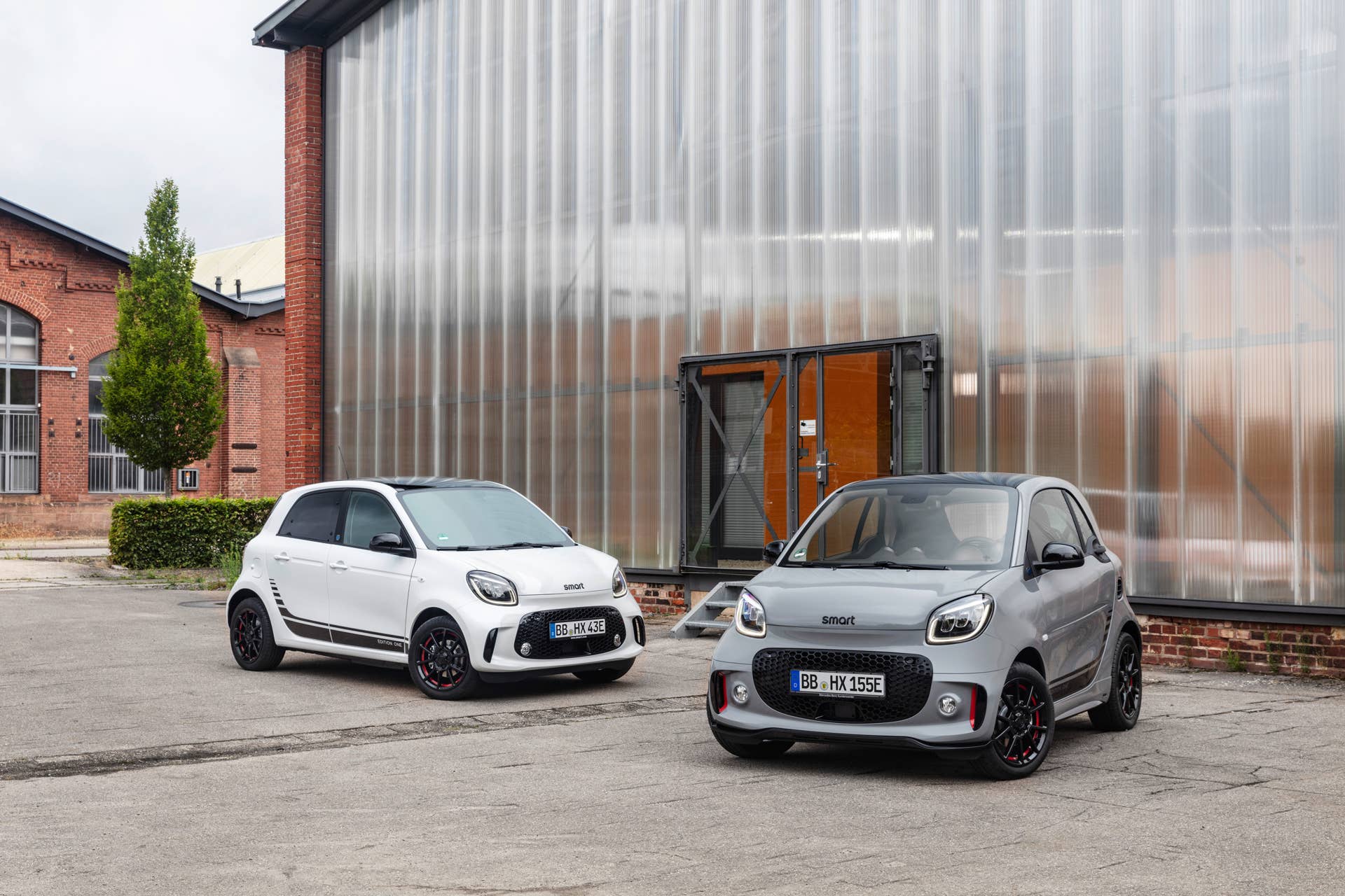 Die neue Generation: smart EQ fortwo coupé (Stromverbrauch kombiniert 16,5 – 14,0 kWh/100km, CO2-Emissionen kombiniert: 0 g/km) un d smart EQ forfour (Stromverbrauch kombiniert 17,3 – 14,6 kWh/100km, CO2-Emissionen kombiniert: 0 g/km) / smart zeigt auf der IAA 2019 in Frankfurt seine optisch und digital komplett überarbeiteten fortwo- und forfour-Modelle. Progressives Design trifft auf intelligente Vernetzung und ausschließlich batterieelektrische Antriebe.;Stromverbrauch kombiniert 17,3 – 14,0 kWh/100km, CO2-Emissionen kombiniert: 0 g/km* The new generation: smart EQ fortwo coupé (combined electrical consumption 16.5 – 14.0 kWh/100km, combined CO2 emissions: 0 g/km) and smart EQ forfour (combined electrical consumption 17.3 – 14.6 kWh/100km, combined CO2 emissions: 0 g/km) / smart is presenting its completely visually and digitally revised fortwo and forfour models at the 2019 International Motor Show in Frankfurt. Progressive design meets intelligent connectivity and solely battery-electric powertrains.;Combined electrical consumption 17.3 – 14.0 kWh/100km, combined CO2 emissions: 0 g/km*