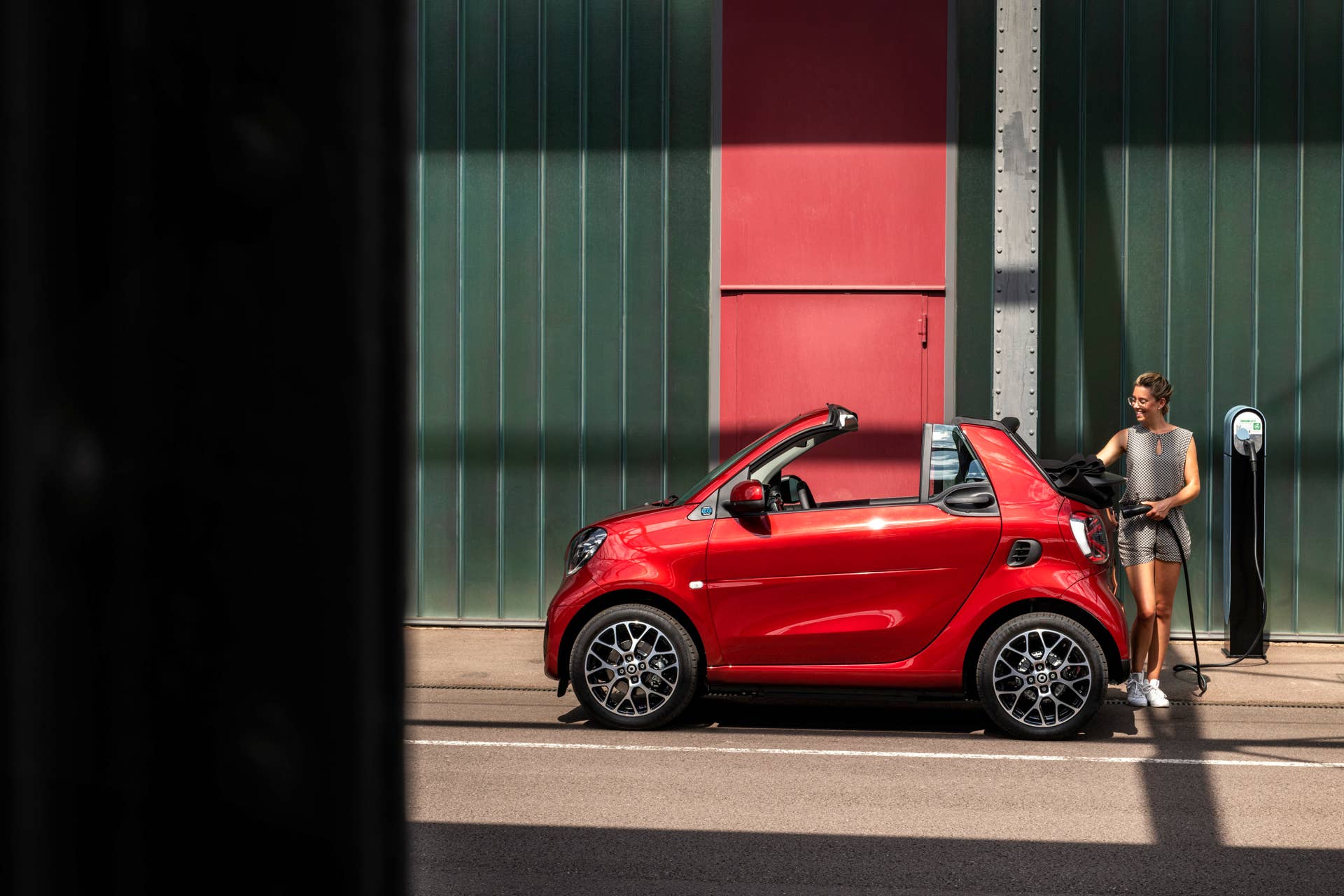 Die neue Generation: smart EQ fortwo cabrio;Stromverbrauch kombiniert 16,8 – 14,2 kWh/100km, CO2-Emissionen kombiniert: 0 g/km* The new generation: smart EQ fortwo cabrio;Combined electrical consumption 16..8 – 14.2 kWh/100km, combined CO2 emissions: 0 g/km*