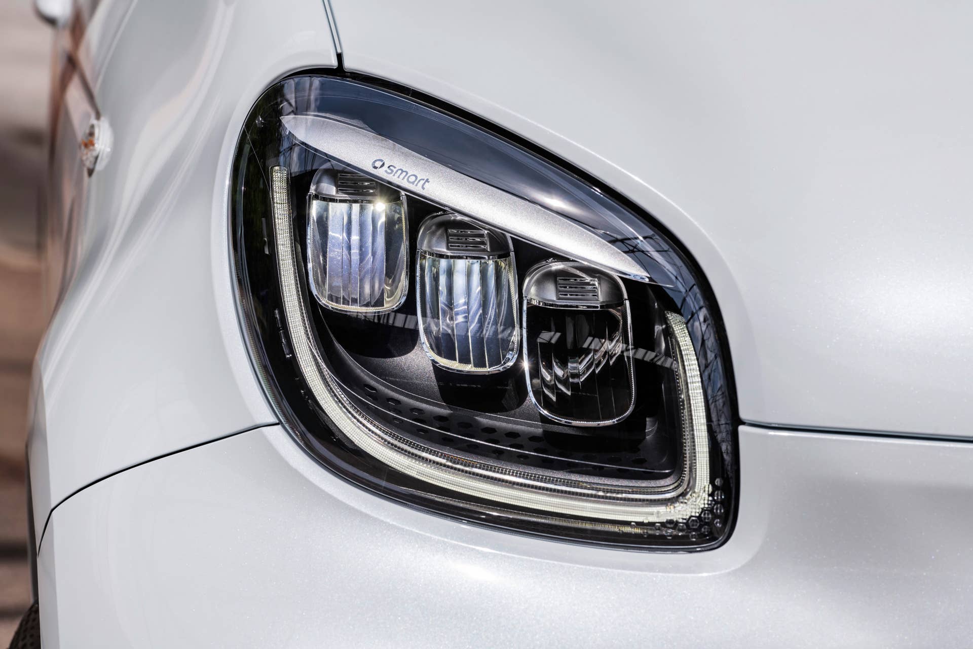 Die neue Generation: smart EQ forfour;Stromverbrauch kombiniert 17,3 – 14,6 kWh/100km, CO2-Emissionen kombiniert: 0 g/km* The new generation: smart EQ forfour;Combined electrical consumption 17.3 – 14.6 kWh/100km, combined CO2 emissions: 0 g/km*