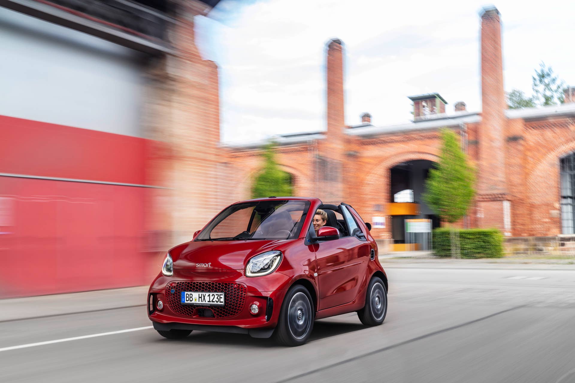 Die neue Generation: smart EQ fortwo cabrio;Stromverbrauch kombiniert 16,8 – 14,2 kWh/100km, CO2-Emissionen kombiniert: 0 g/km* The new generation: smart EQ fortwo cabrio;Combined electrical consumption 16..8 – 14.2 kWh/100km, combined CO2 emissions: 0 g/km*
