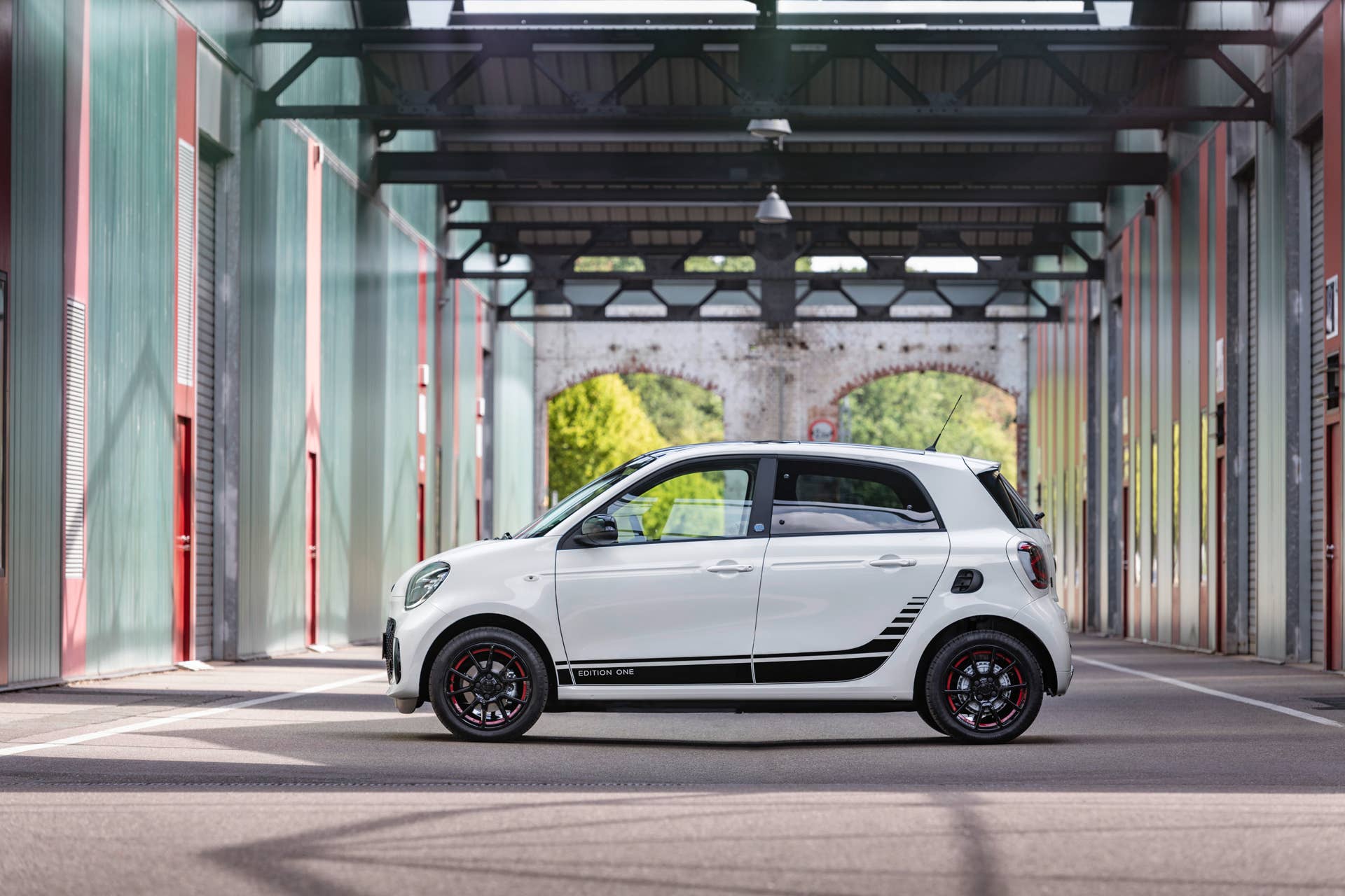 Die neue Generation: smart EQ forfour;Stromverbrauch kombiniert 17,3 – 14,6 kWh/100km, CO2-Emissionen kombiniert: 0 g/km* The new generation: smart EQ forfour;Combined electrical consumption 17.3 – 14.6 kWh/100km, combined CO2 emissions: 0 g/km*