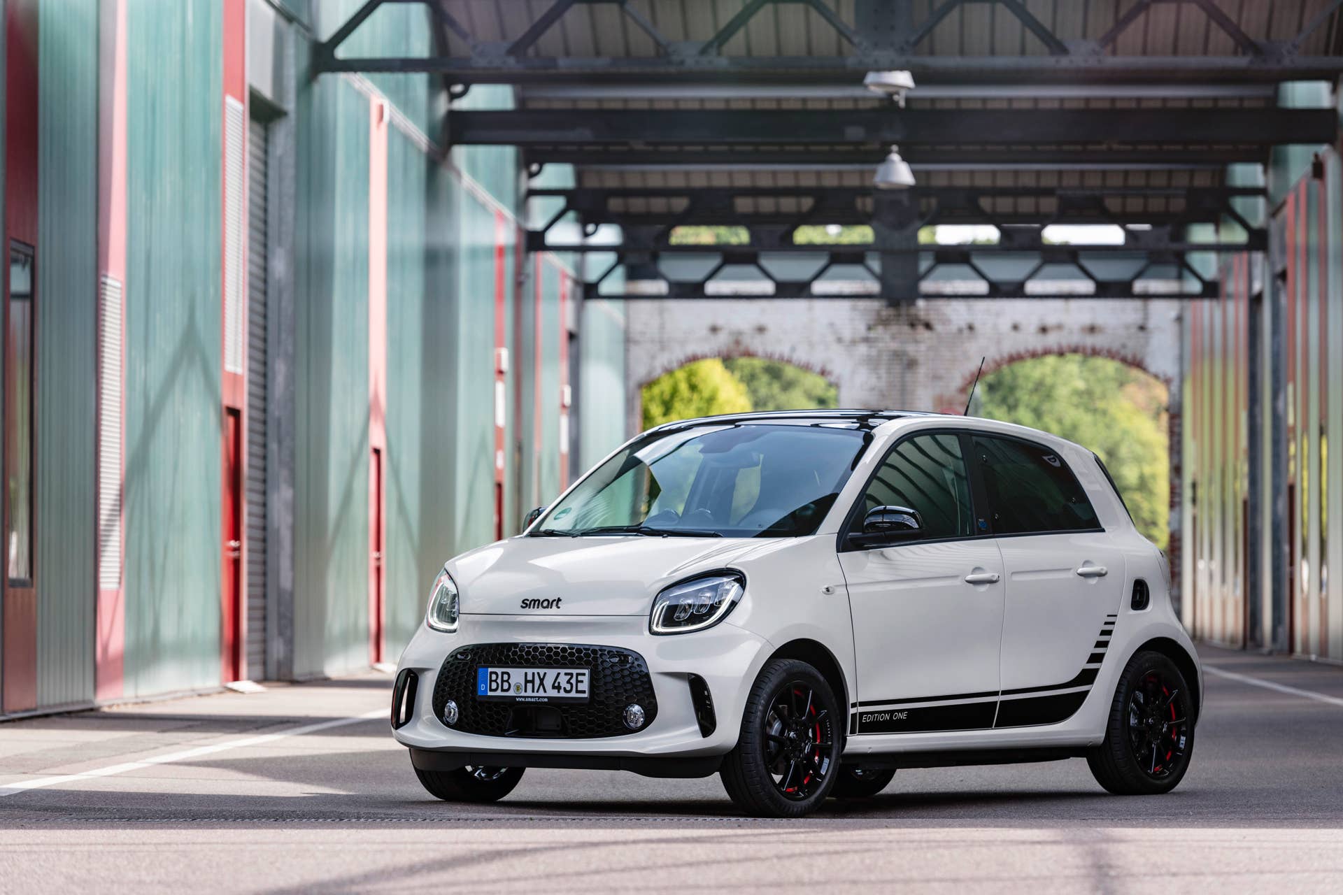 Die neue Generation: smart EQ forfour;Stromverbrauch kombiniert 17,3 – 14,6 kWh/100km, CO2-Emissionen kombiniert: 0 g/km* The new generation: smart EQ forfour;Combined electrical consumption 17.3 – 14.6 kWh/100km, combined CO2 emissions: 0 g/km*