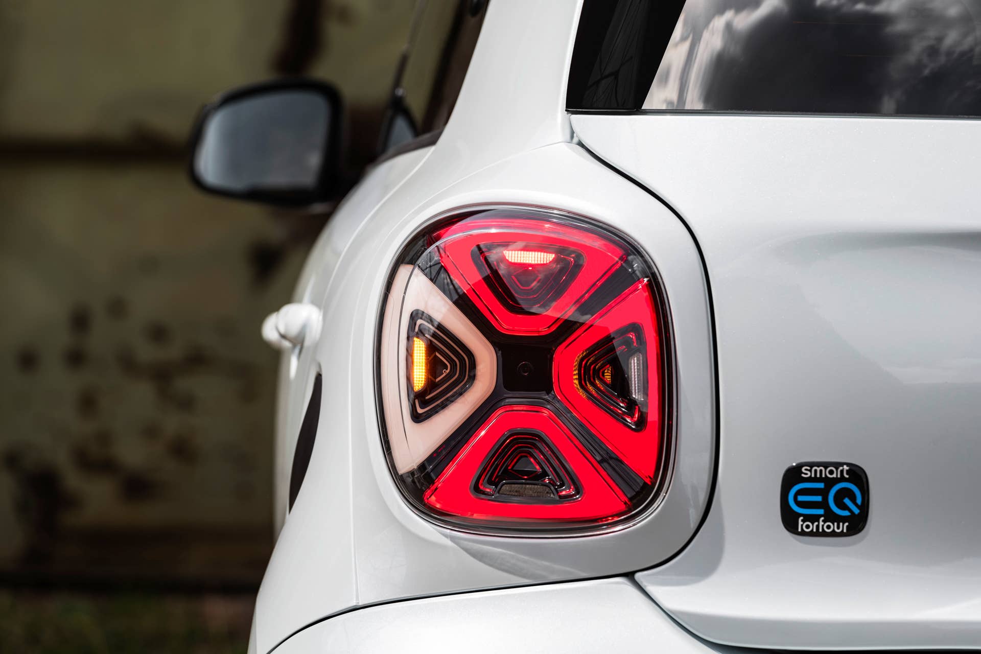 Die neue Generation: smart EQ forfour;Stromverbrauch kombiniert 17,3 – 14,6 kWh/100km, CO2-Emissionen kombiniert: 0 g/km* The new generation: smart EQ forfour;Combined electrical consumption 17.3 – 14.6 kWh/100km, combined CO2 emissions: 0 g/km*