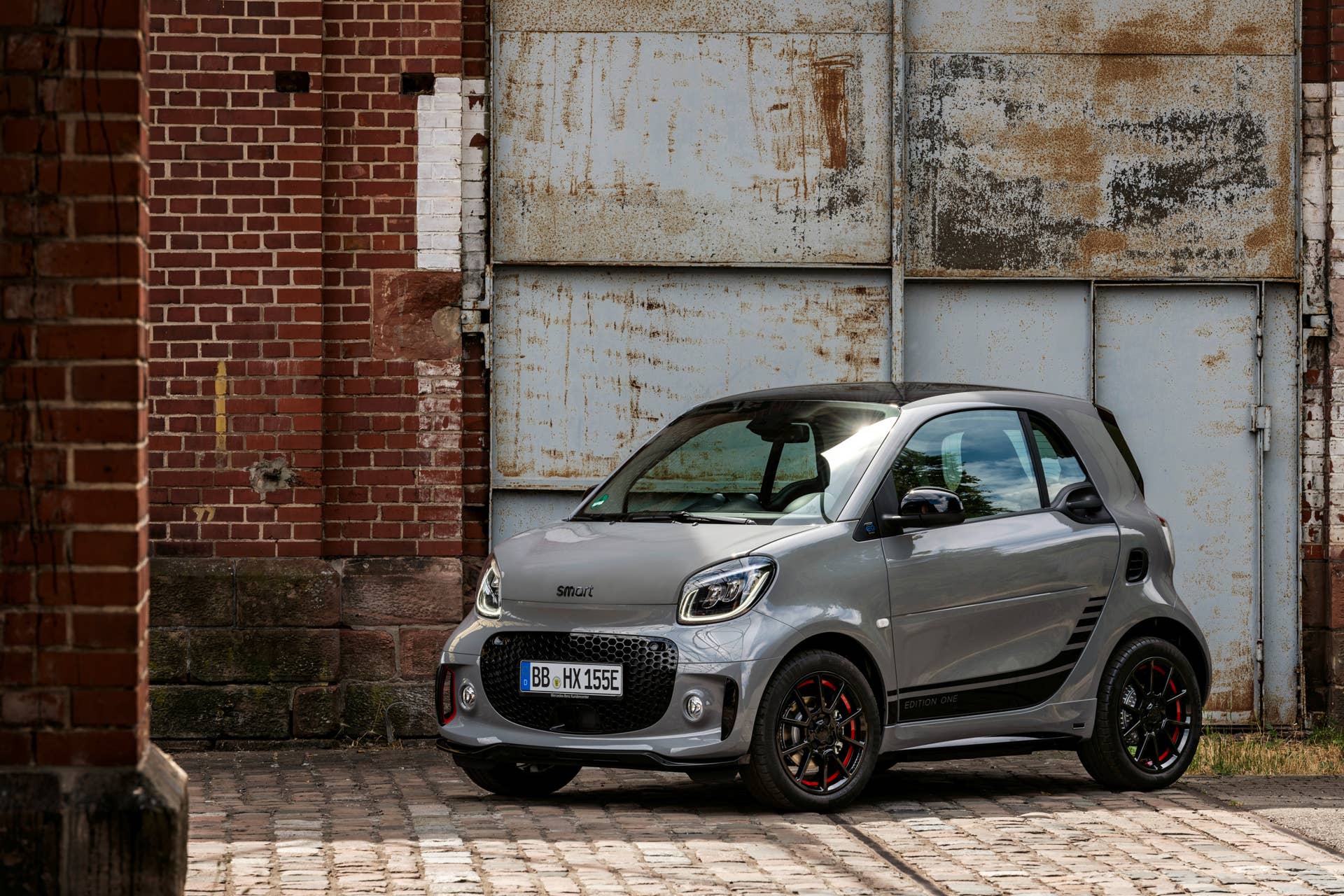 Die neue Generation: smart EQ fortwo coupé;Stromverbrauch kombiniert 16,5 – 14,0 kWh/100km, CO2-Emissionen kombiniert: 0 g/km* The new generation: smart EQ fortwo coupé;Combined electrical consumption 16.5 – 14.0 kWh/100km, combined CO2 emissions: 0 g/km*