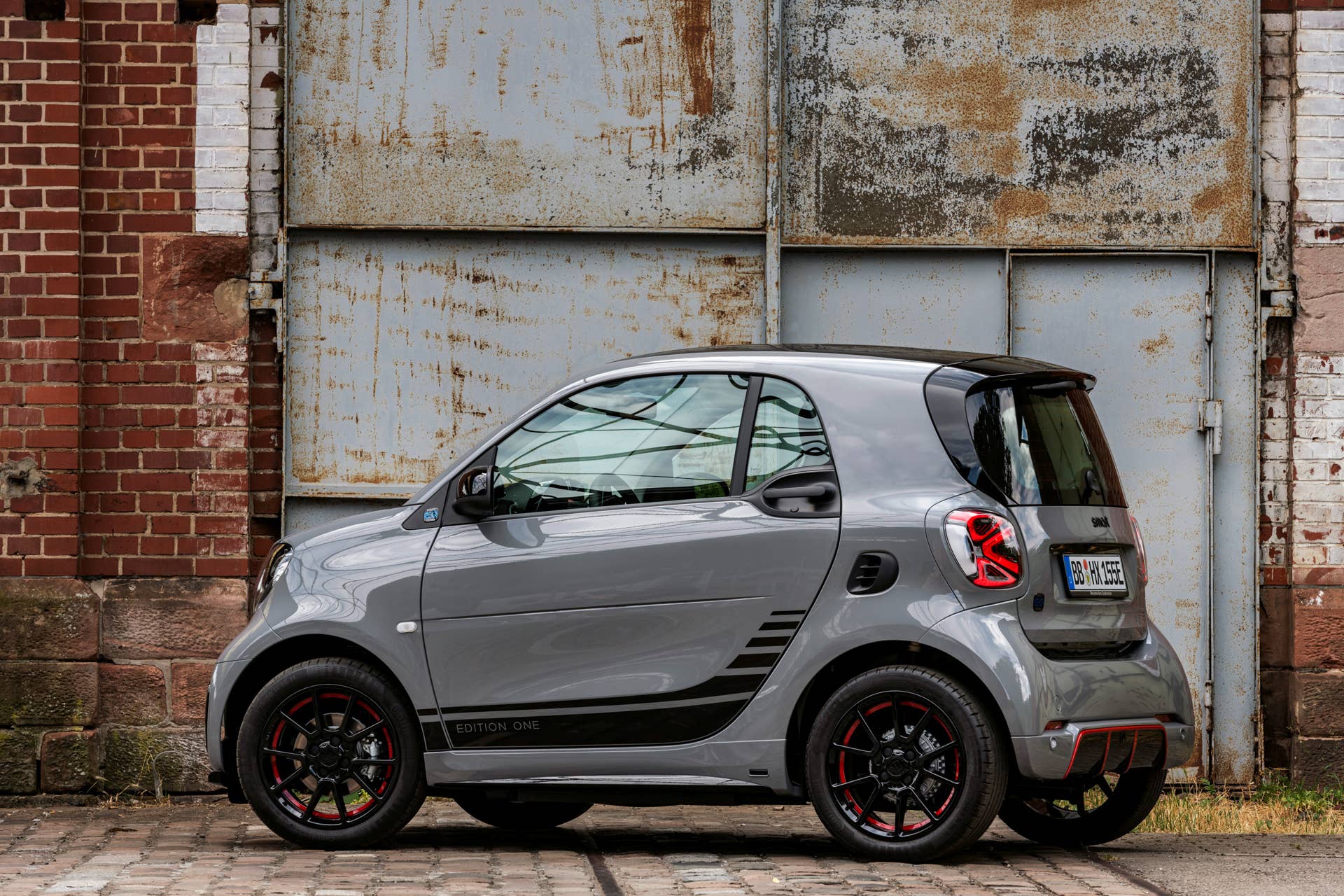Die neue Generation: smart EQ fortwo coupé;Stromverbrauch kombiniert 16,5 – 14,0 kWh/100km, CO2-Emissionen kombiniert: 0 g/km* The new generation: smart EQ fortwo coupé;Combined electrical consumption 16.5 – 14.0 kWh/100km, combined CO2 emissions: 0 g/km*